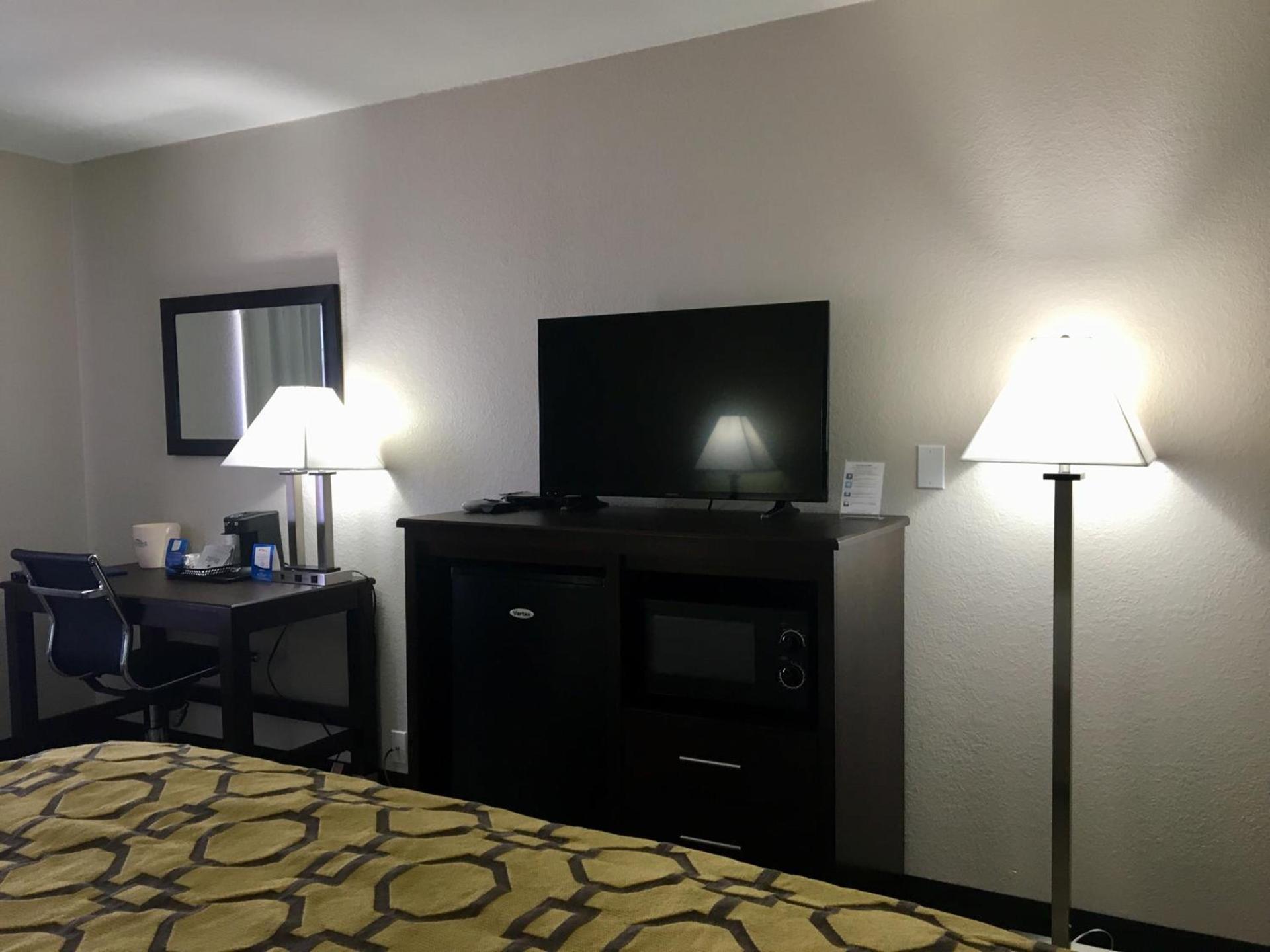 Baymont by Wyndham Phoenix I-10 near 51st Ave photo 19