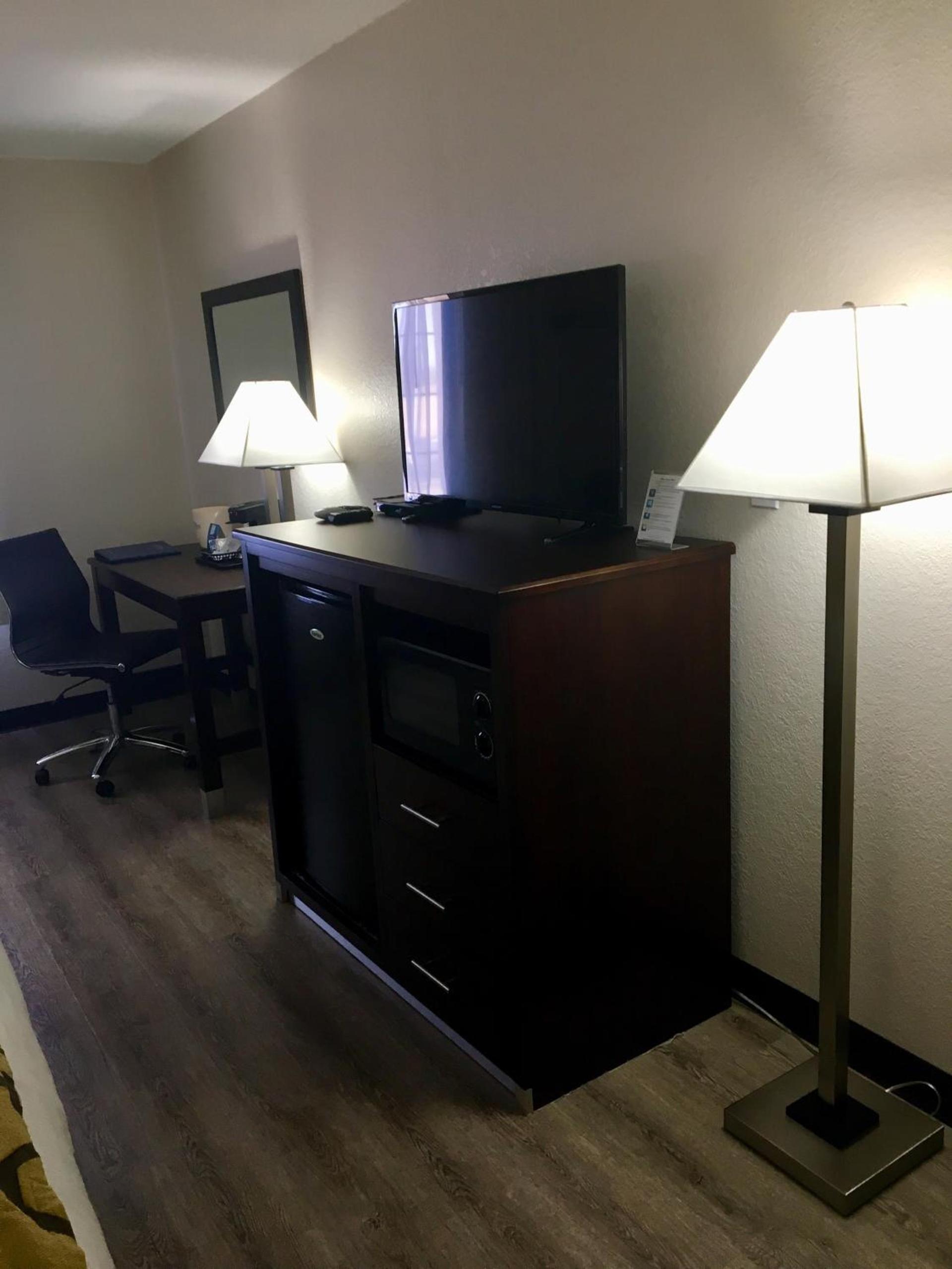 Baymont by Wyndham Phoenix I-10 near 51st Ave photo 18