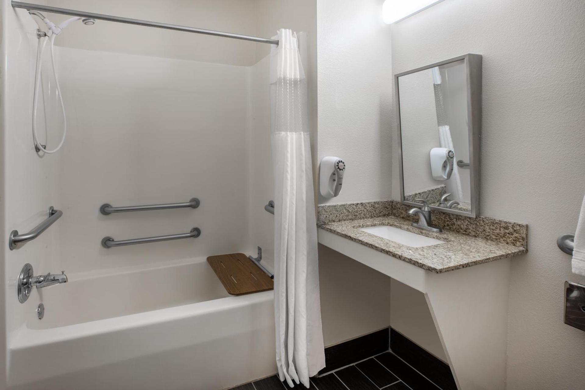 Baymont by Wyndham South Haven photo 13