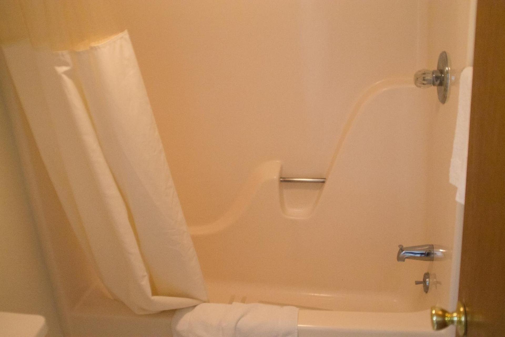 Tazewell Motor Lodge photo 16