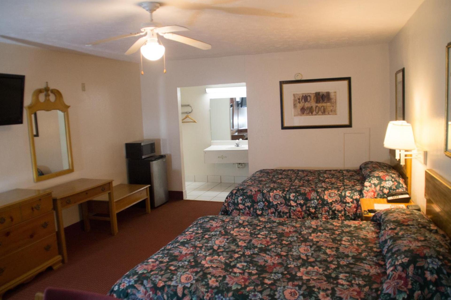 Tazewell Motor Lodge photo 24