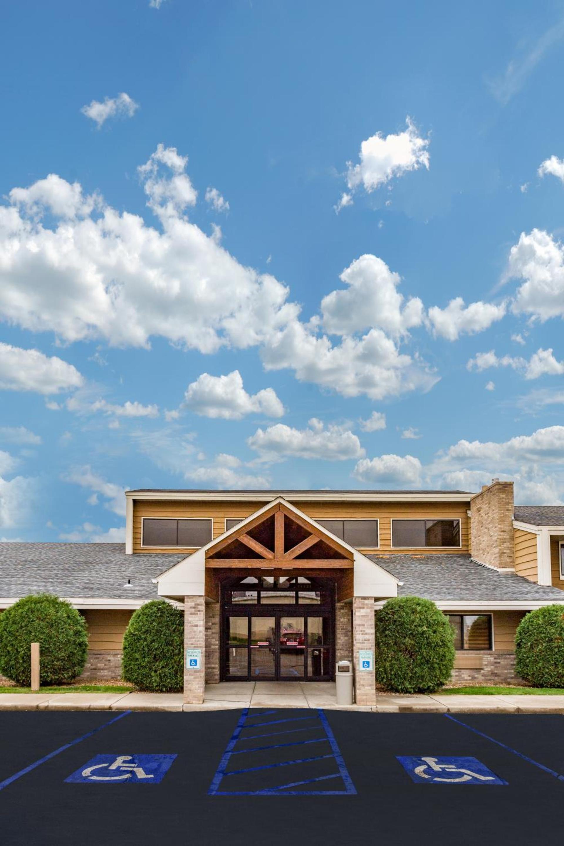 AmericInn by Wyndham Dickinson photo 8