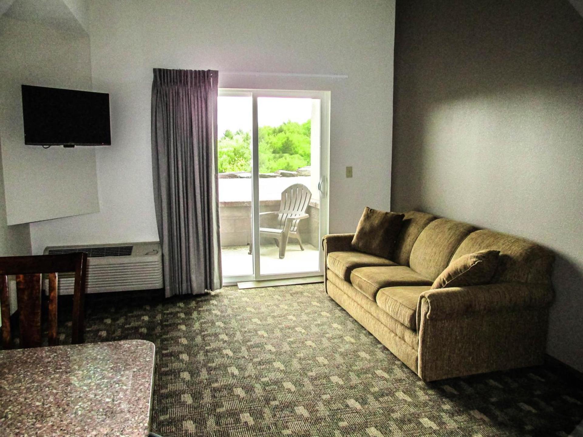 Crystal Springs Inn and Suites photo 26