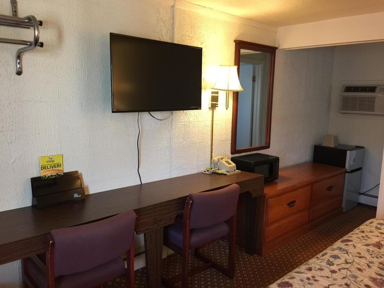 Economy Inn Bloomington photo 9