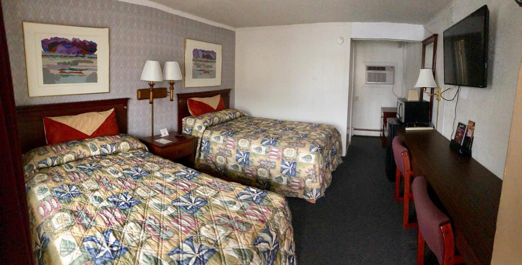 Economy Inn Bloomington photo 11