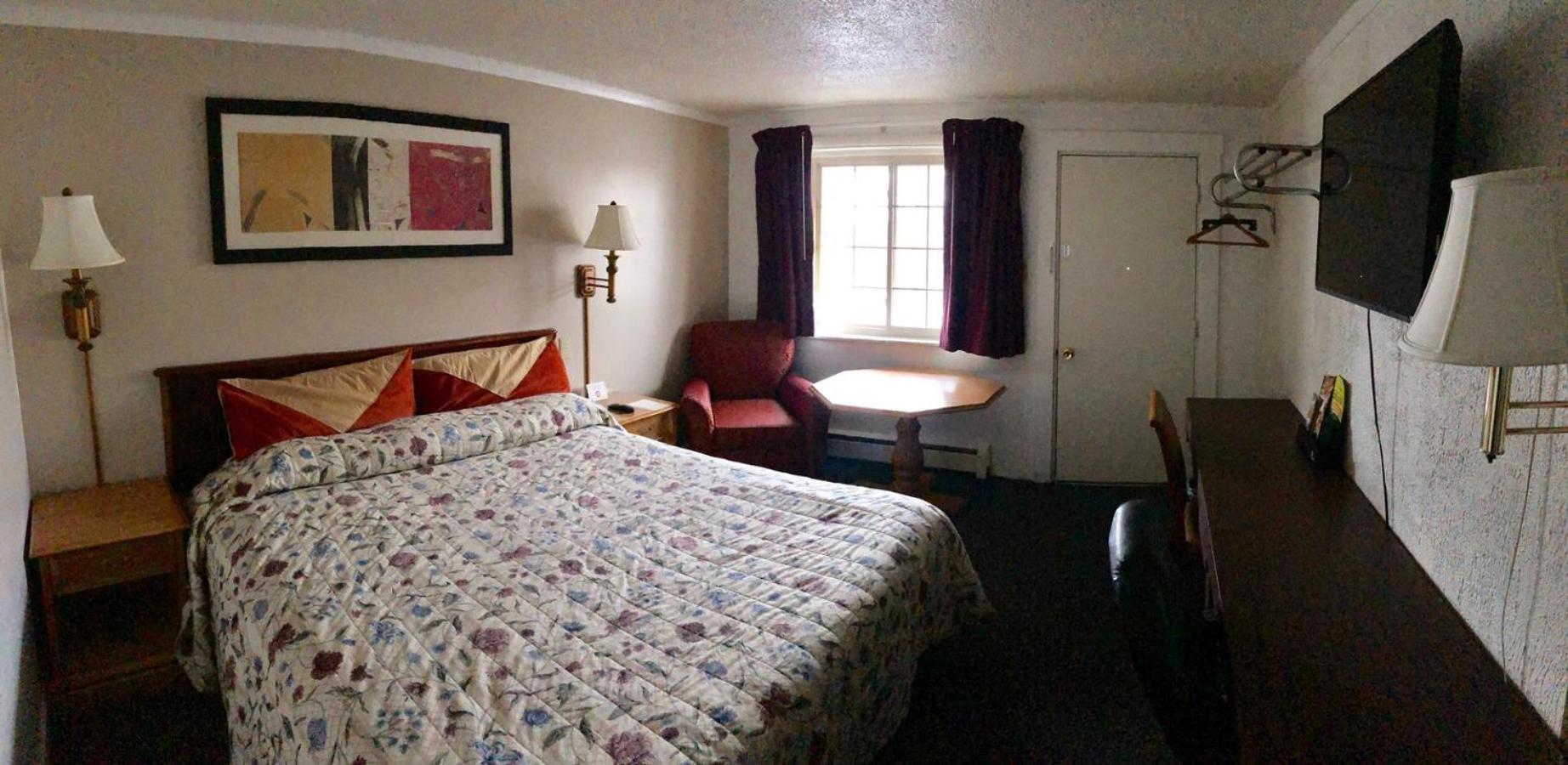 Economy Inn Bloomington photo 3
