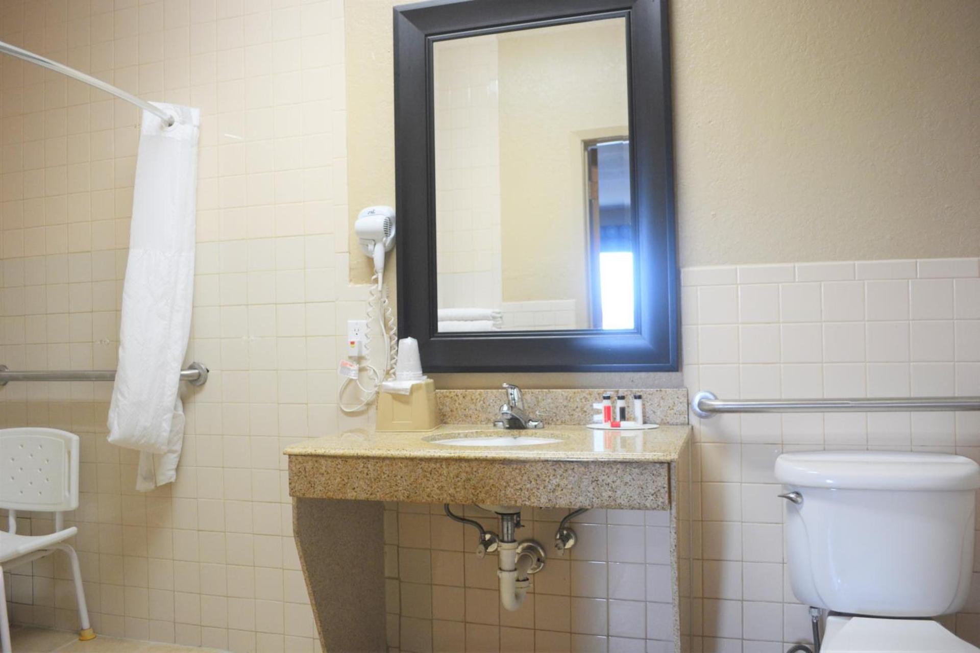 Super 8 by Wyndham Galveston photo 26