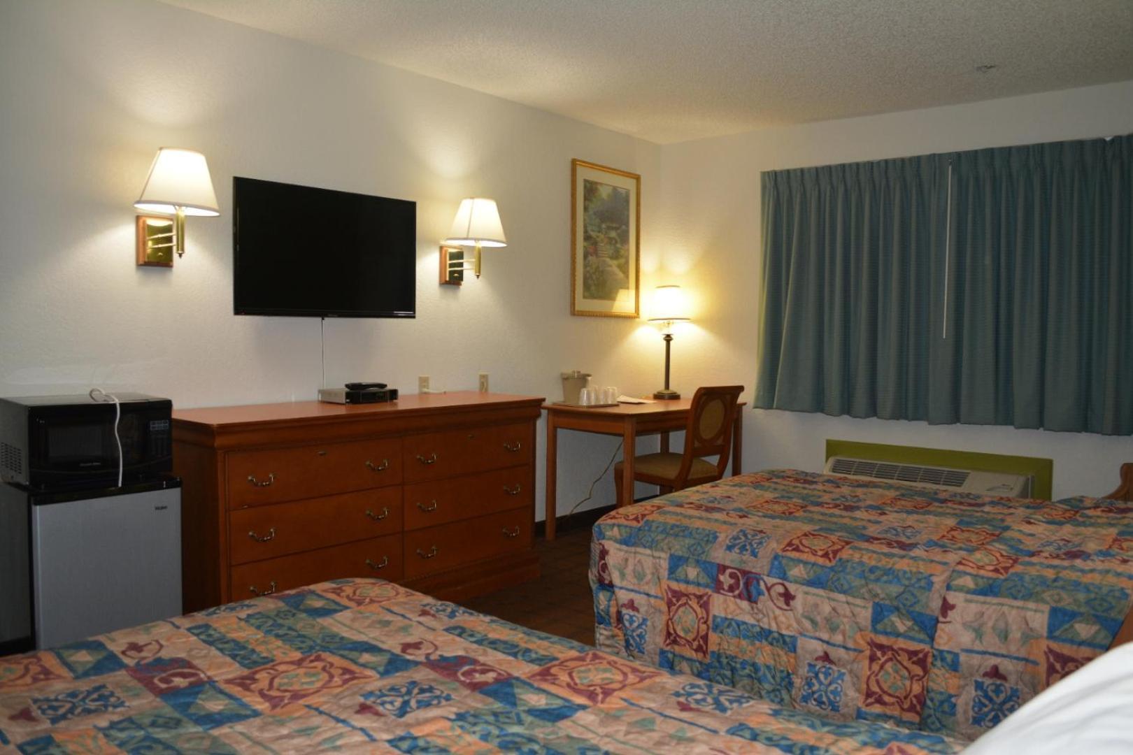 Bloomer Inn & Suites photo 15