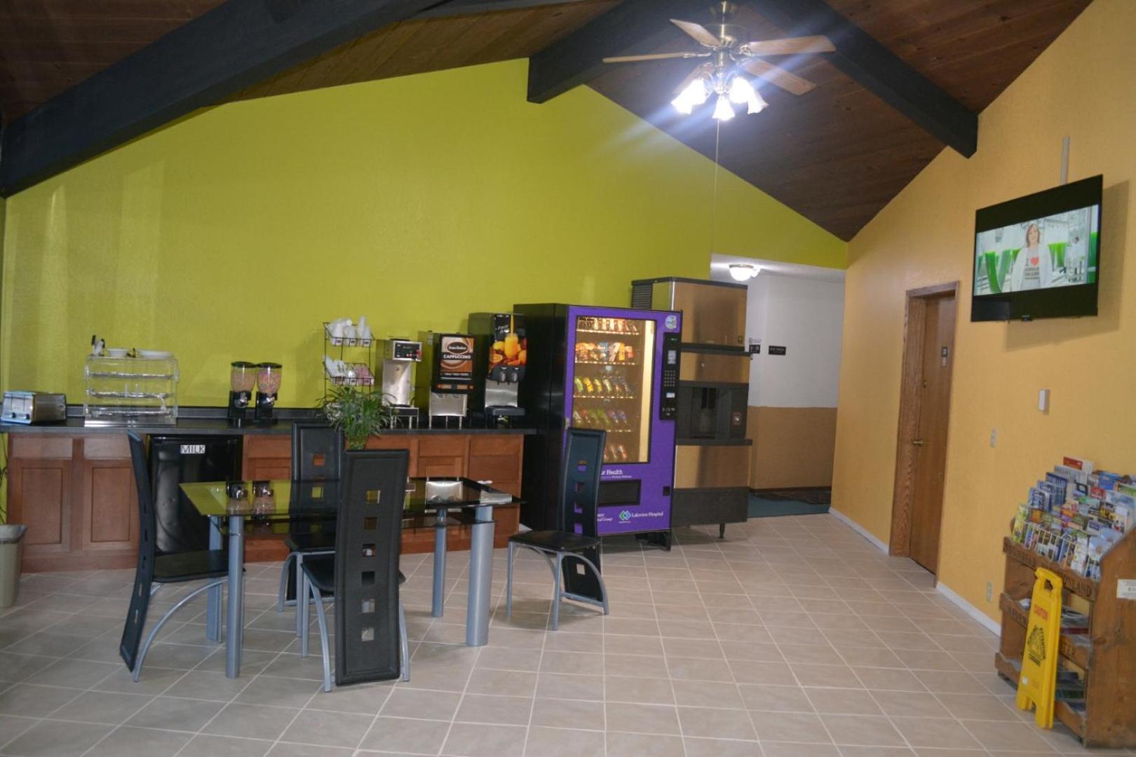 Bloomer Inn & Suites photo 14