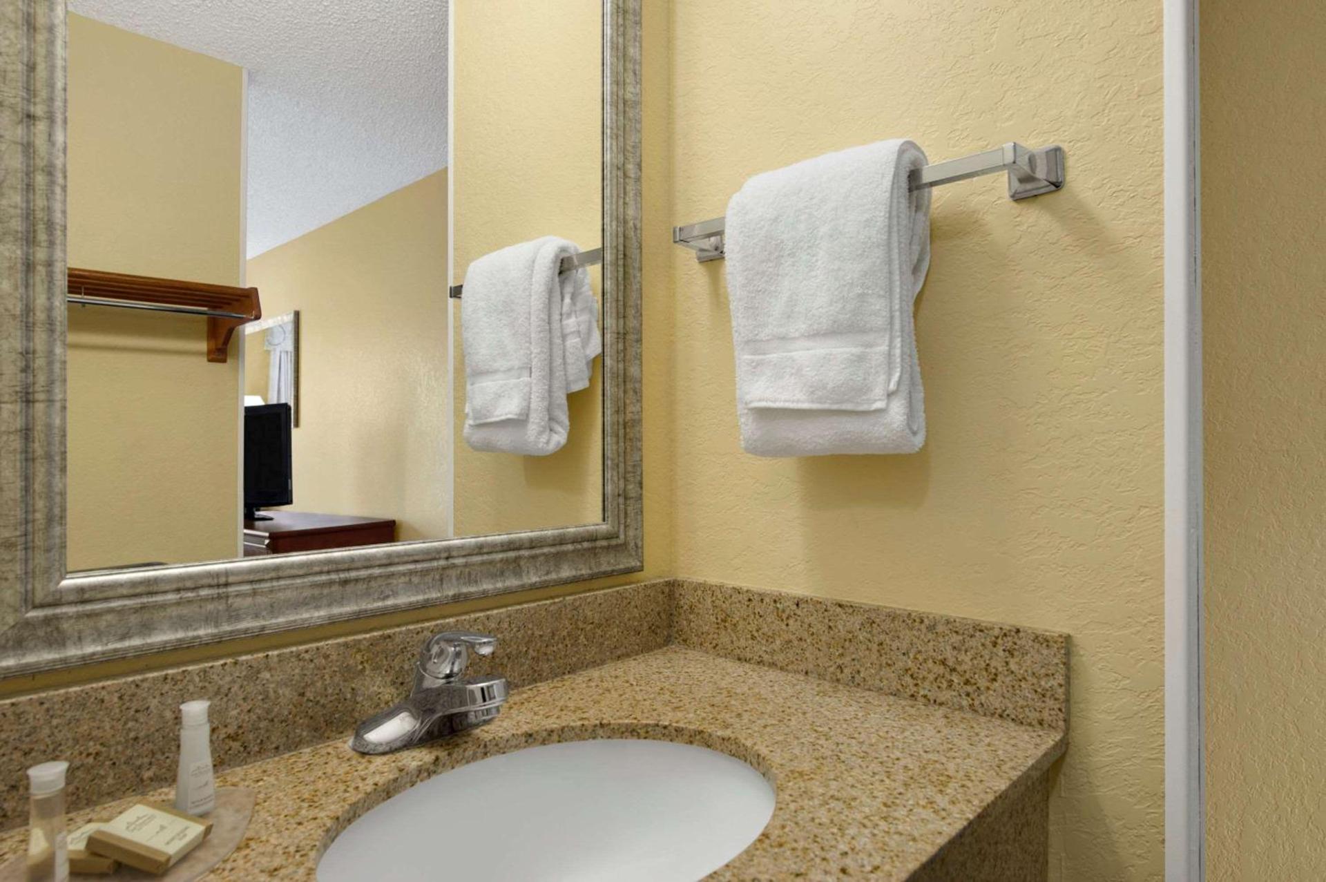 Baymont By Wyndham Gainesville I-75 photo 44