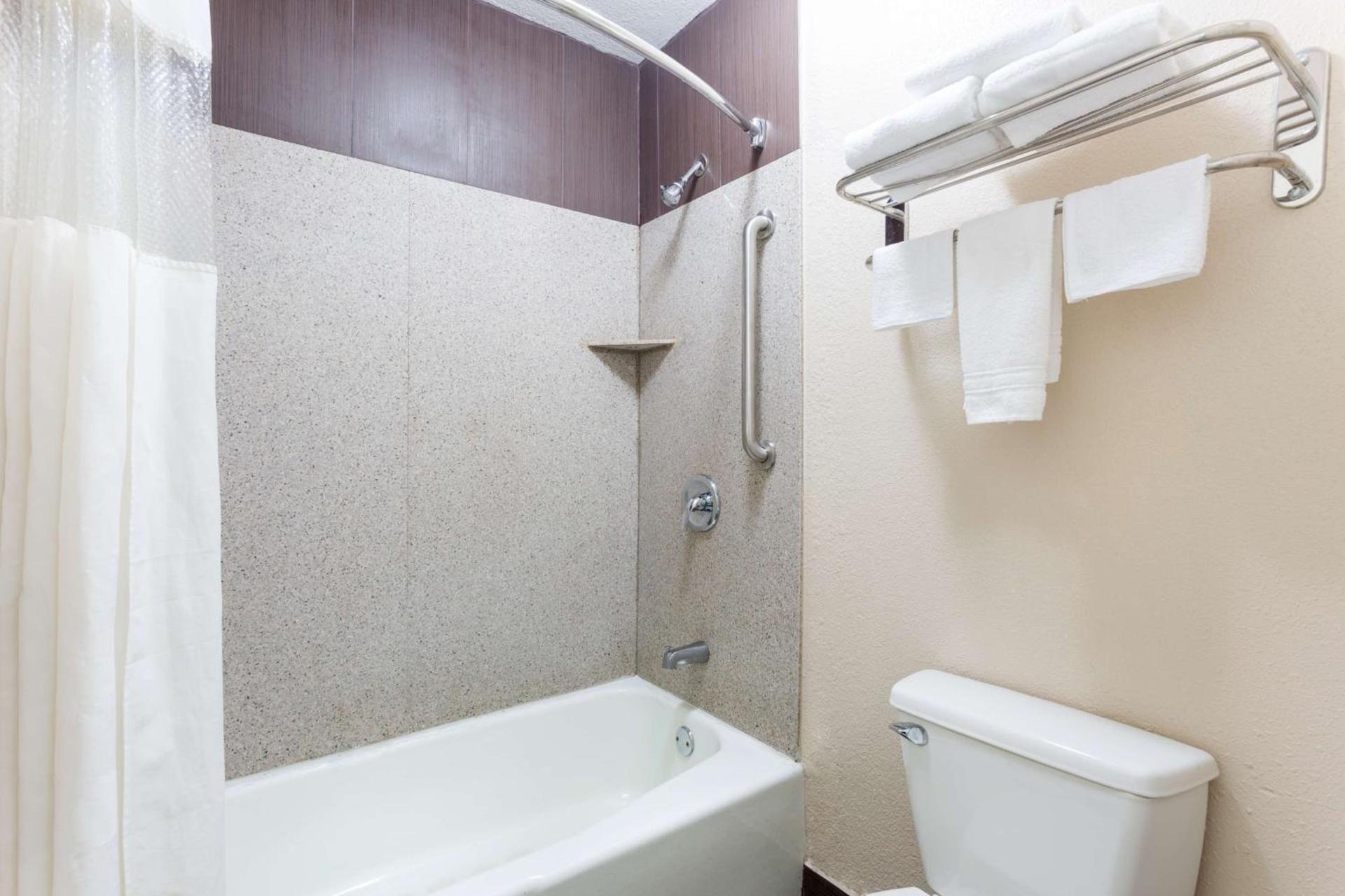 Baymont by Wyndham Port Arthur - Groves Area photo 4