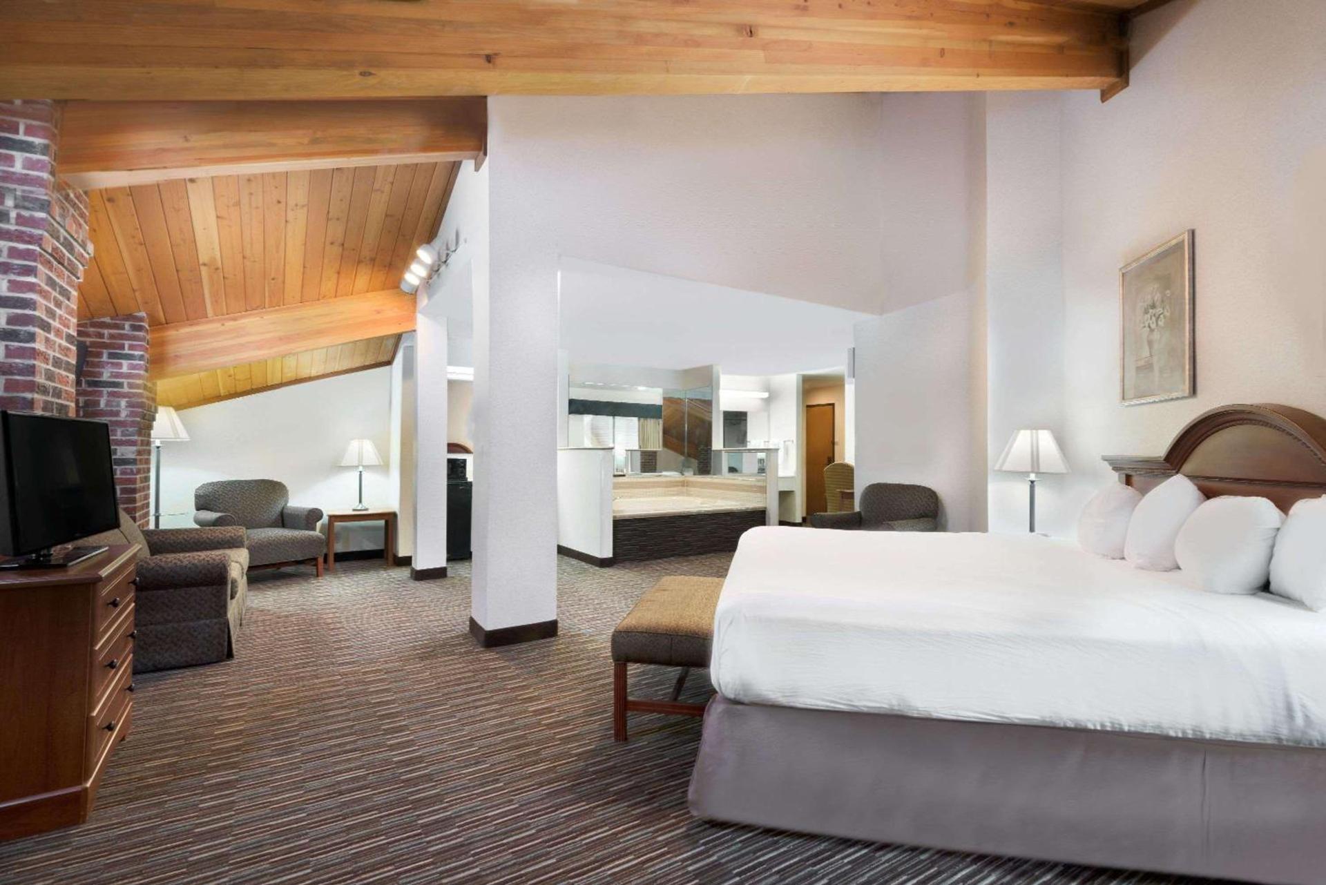Baymont by Wyndham Columbus/Rickenbacker photo 10