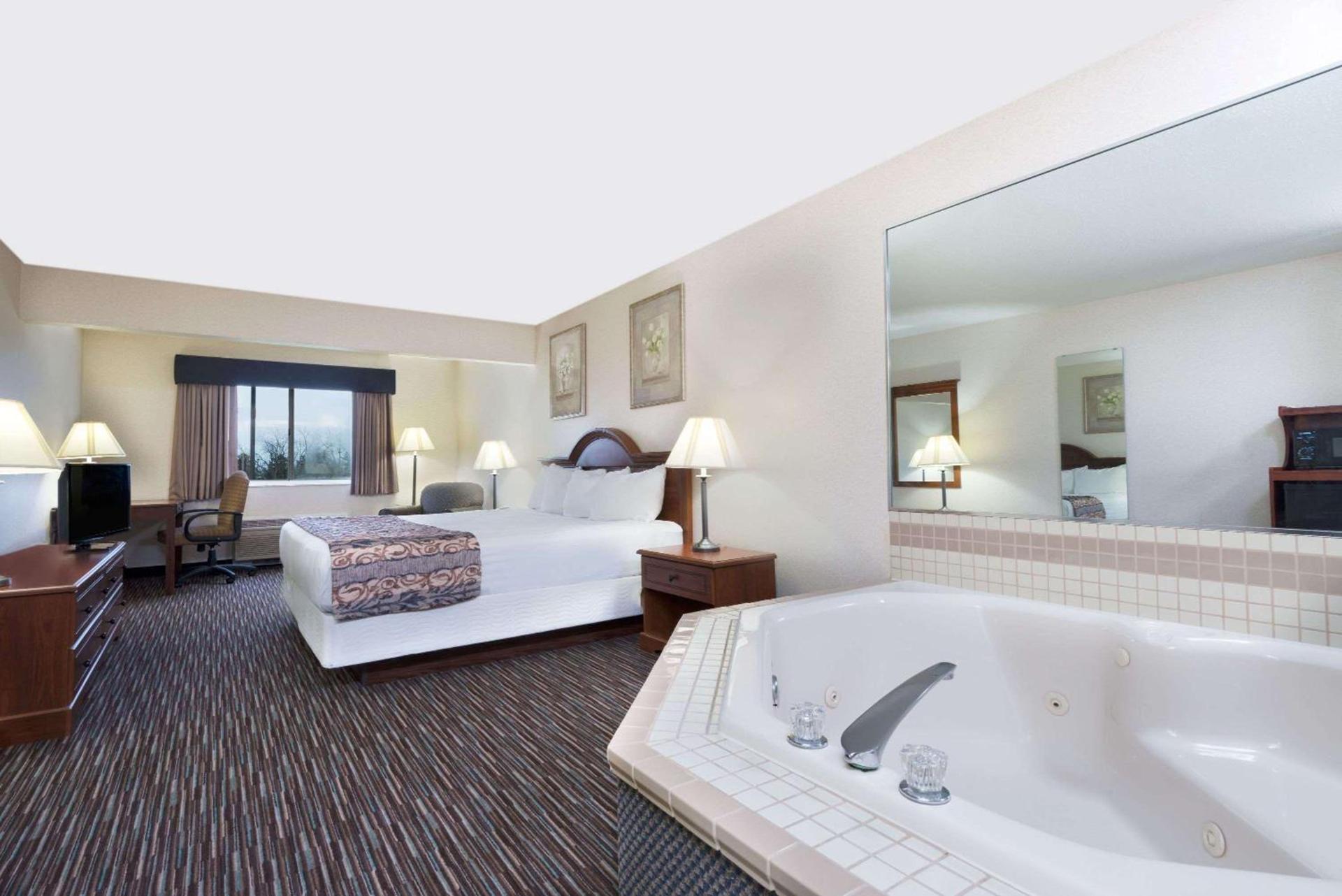 Baymont by Wyndham Columbus/Rickenbacker photo 14