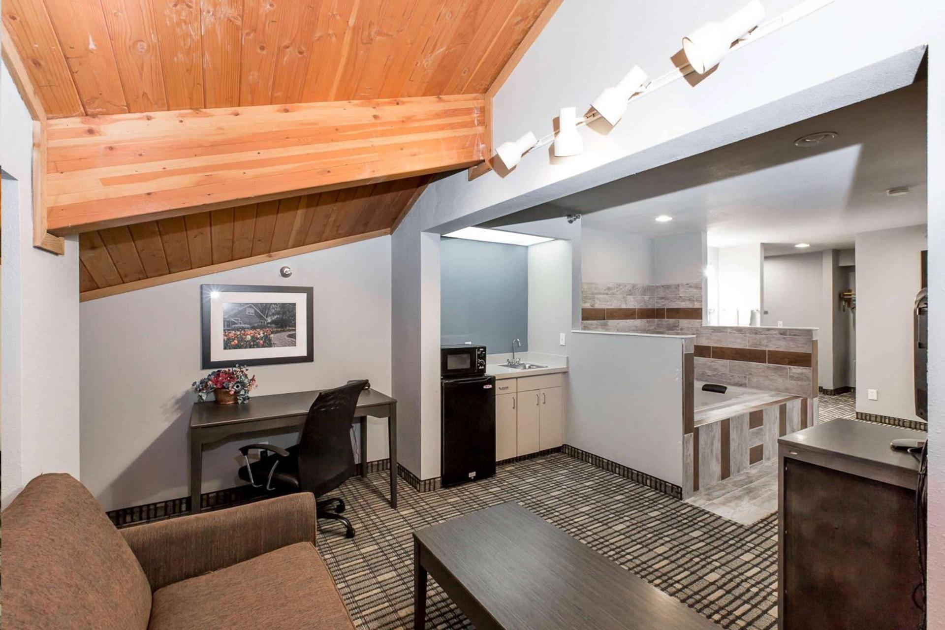 Baymont by Wyndham Pella photo 41