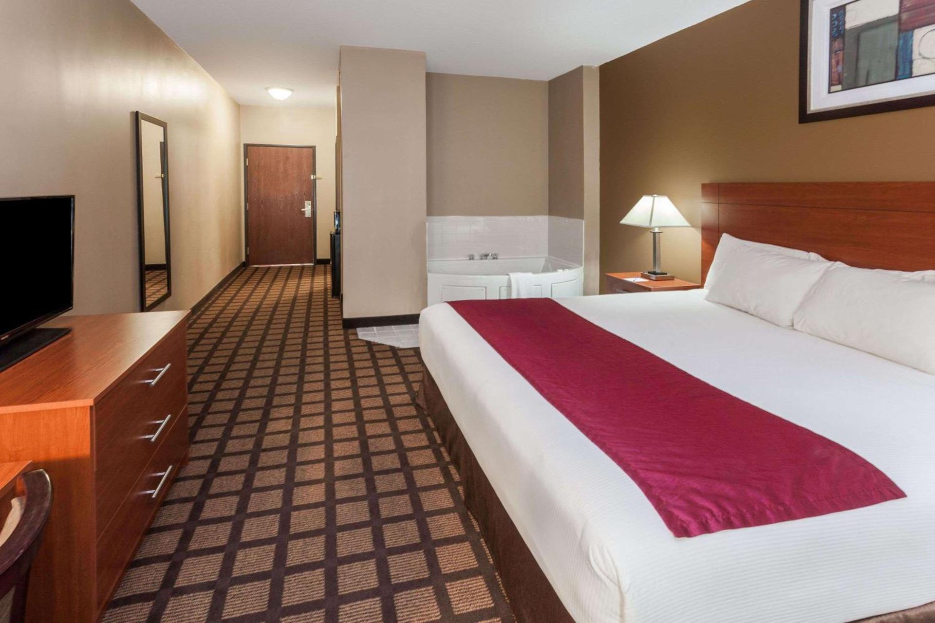Baymont by Wyndham New Buffalo photo 10