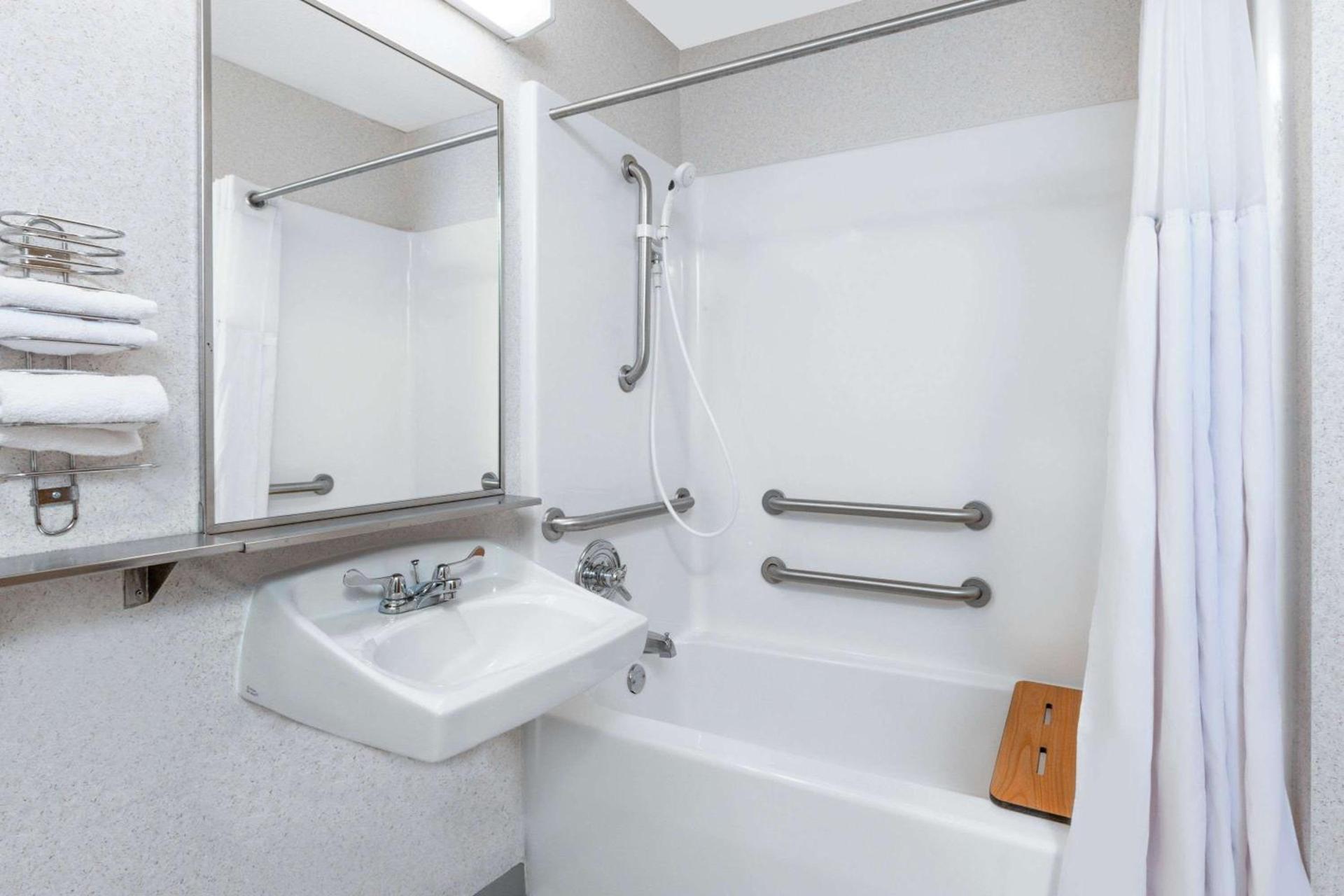 Baymont by Wyndham Howell/Brighton photo 9