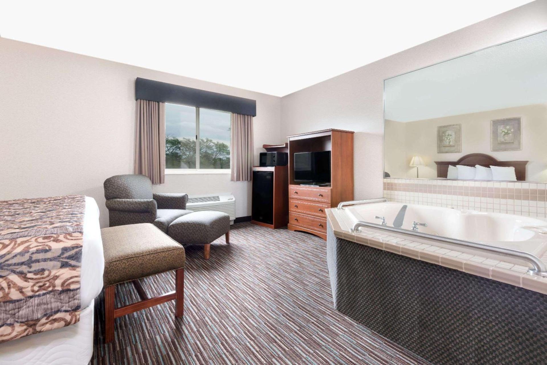 Baymont by Wyndham Columbus/Rickenbacker photo 13