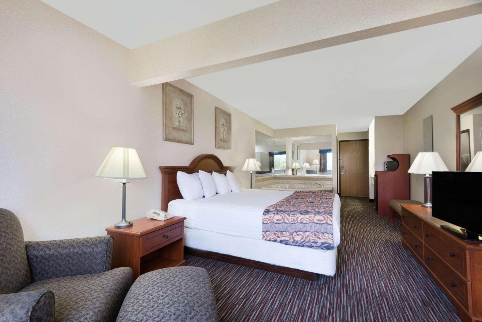 Baymont by Wyndham Columbus/Rickenbacker photo 11