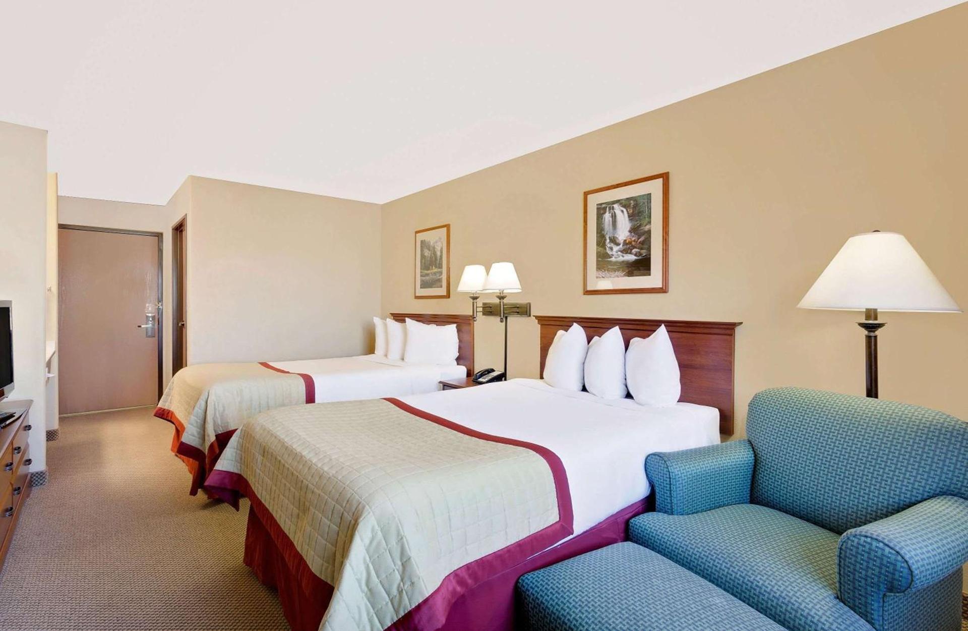 Pinedale Hotel & Suites photo 21