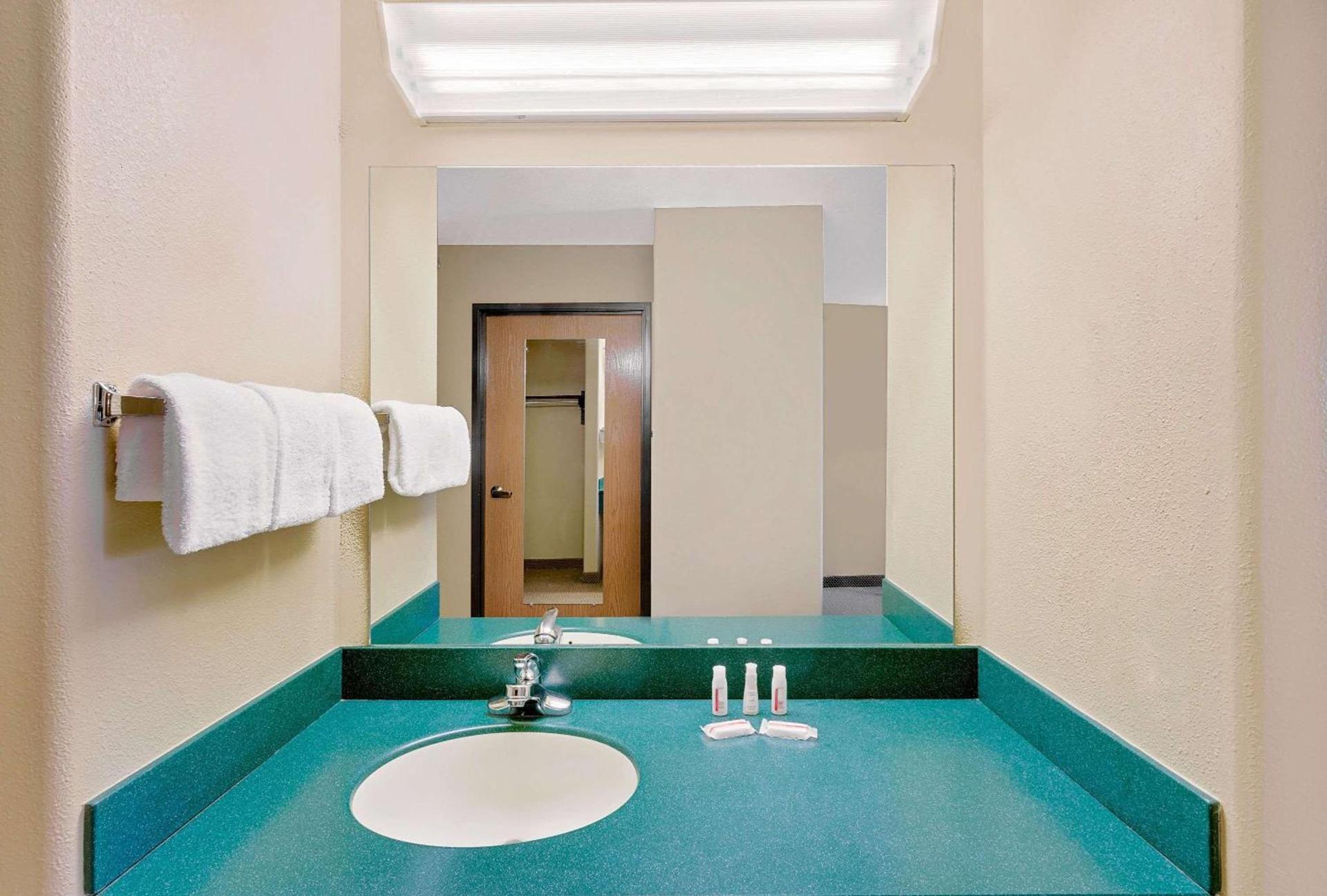 Pinedale Hotel & Suites photo 9