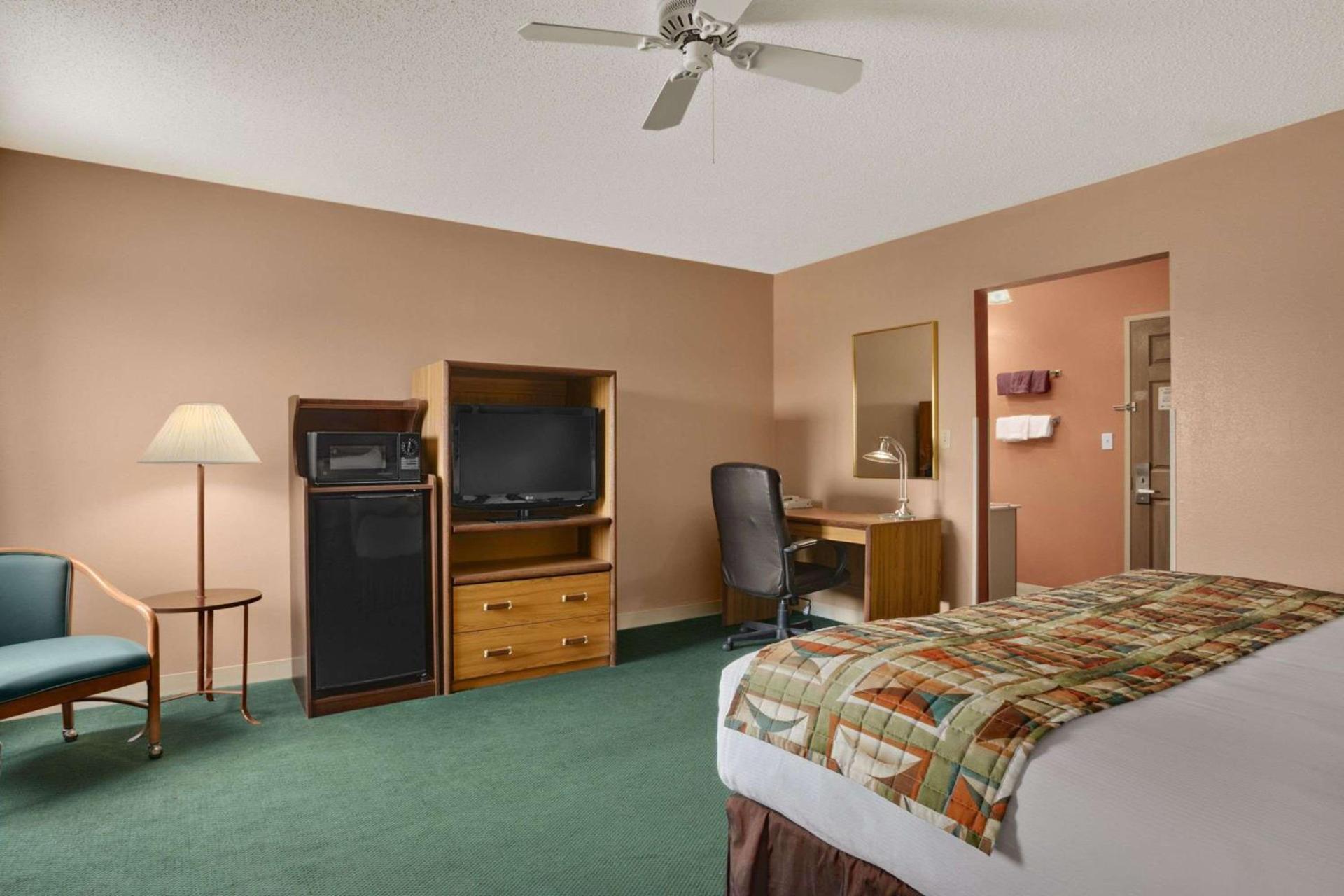 Baymont by Wyndham Sullivan photo 17