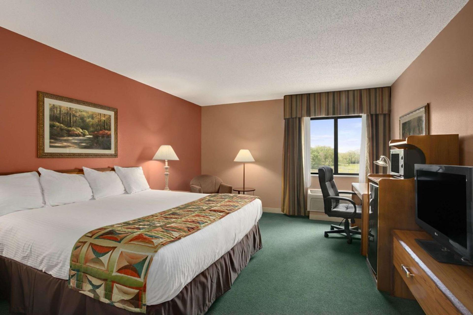 Baymont by Wyndham Sullivan photo 18