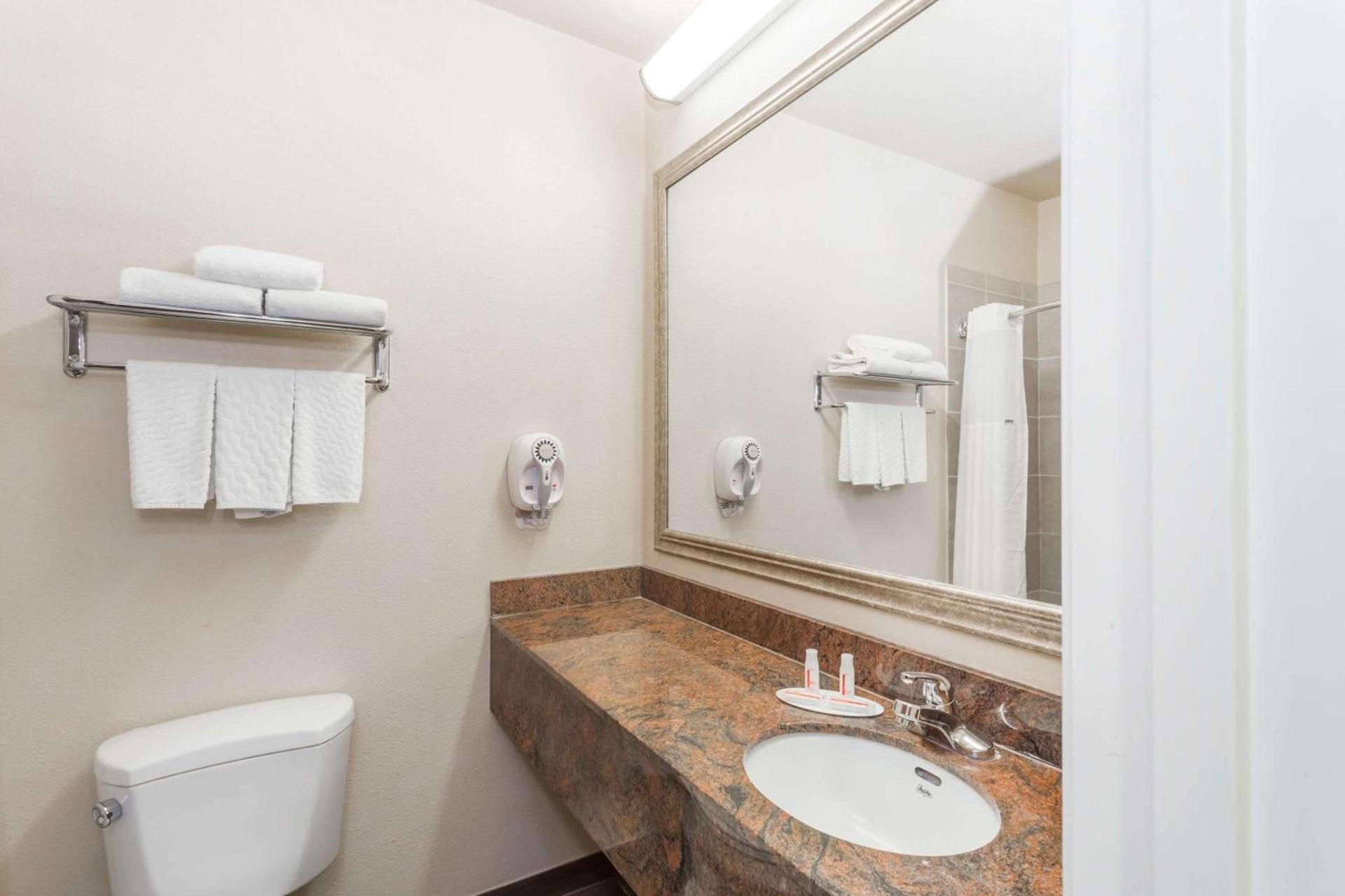 Baymont by Wyndham Savannah/Garden City photo 21