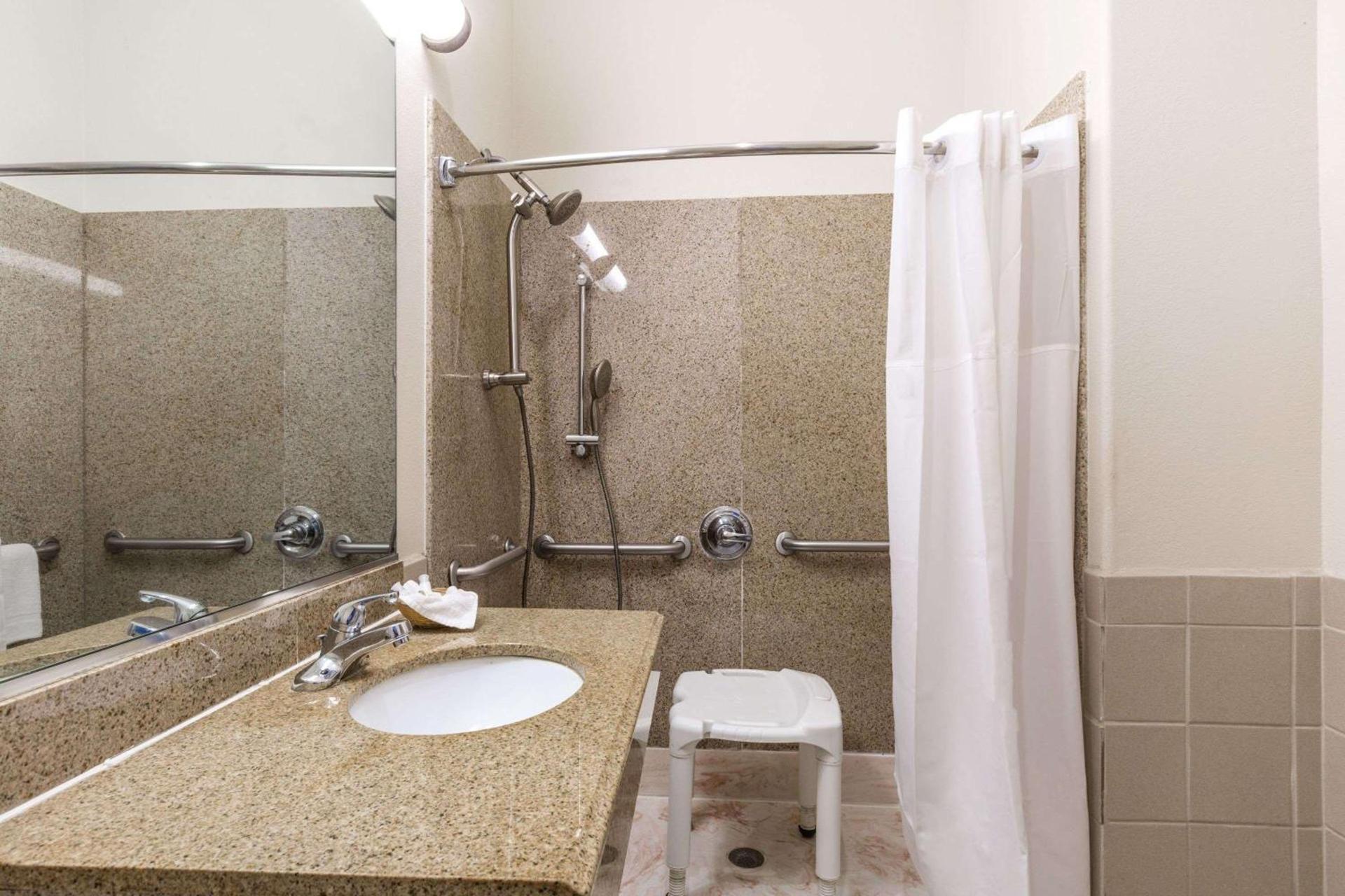 Baymont by Wyndham Galveston photo 11