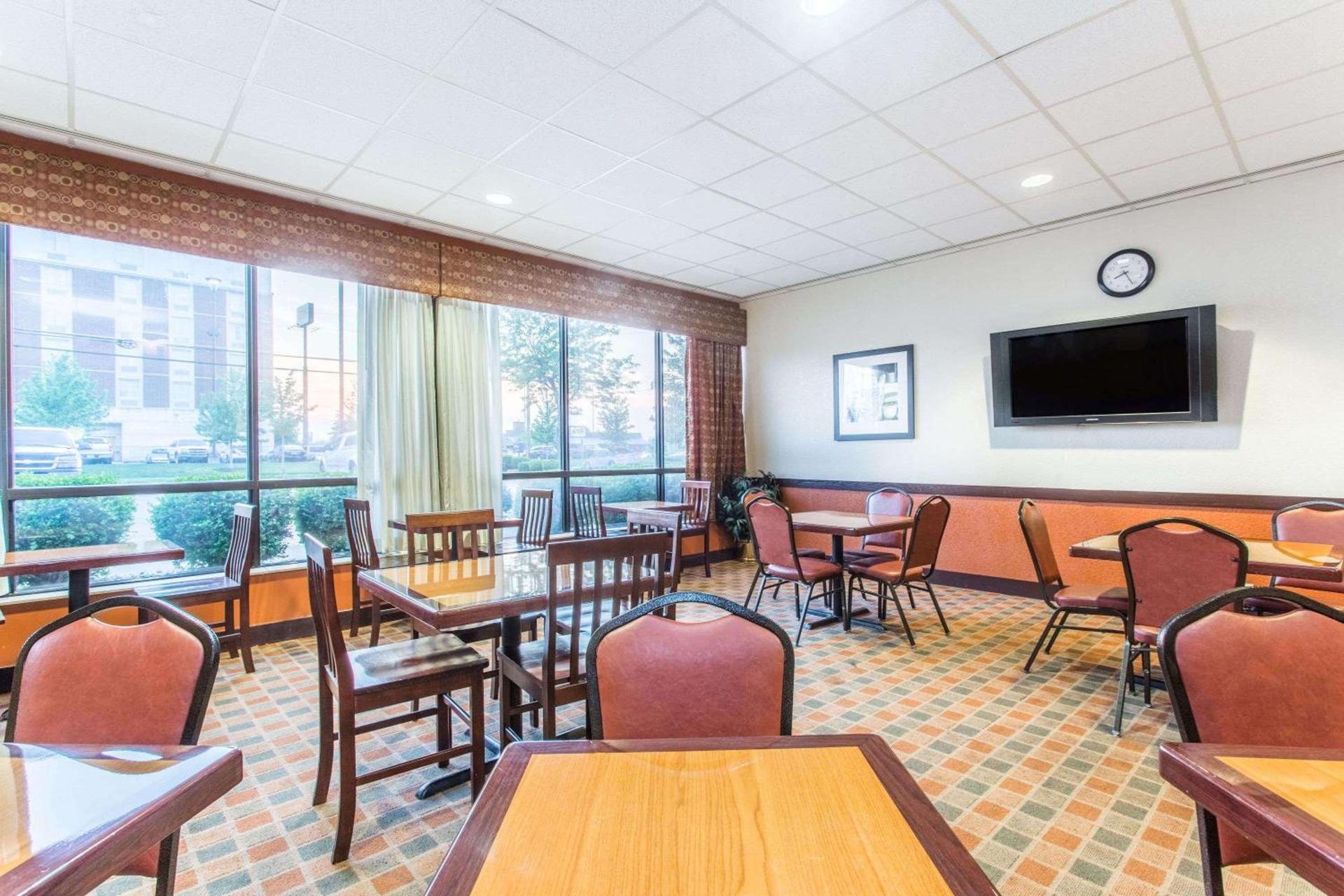 Baymont by Wyndham Cincinnati Sharonville photo 13