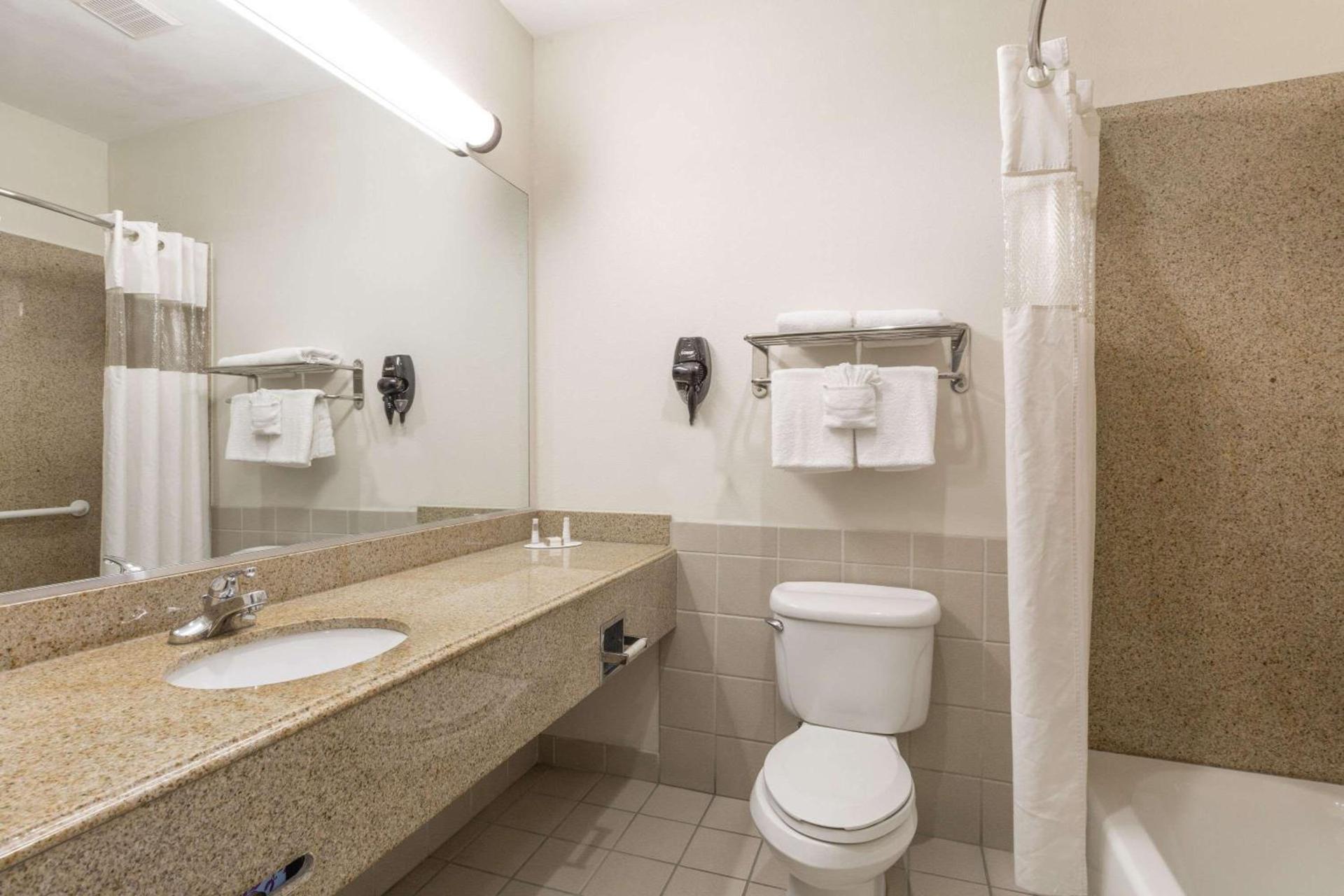 Baymont by Wyndham Galveston photo 7