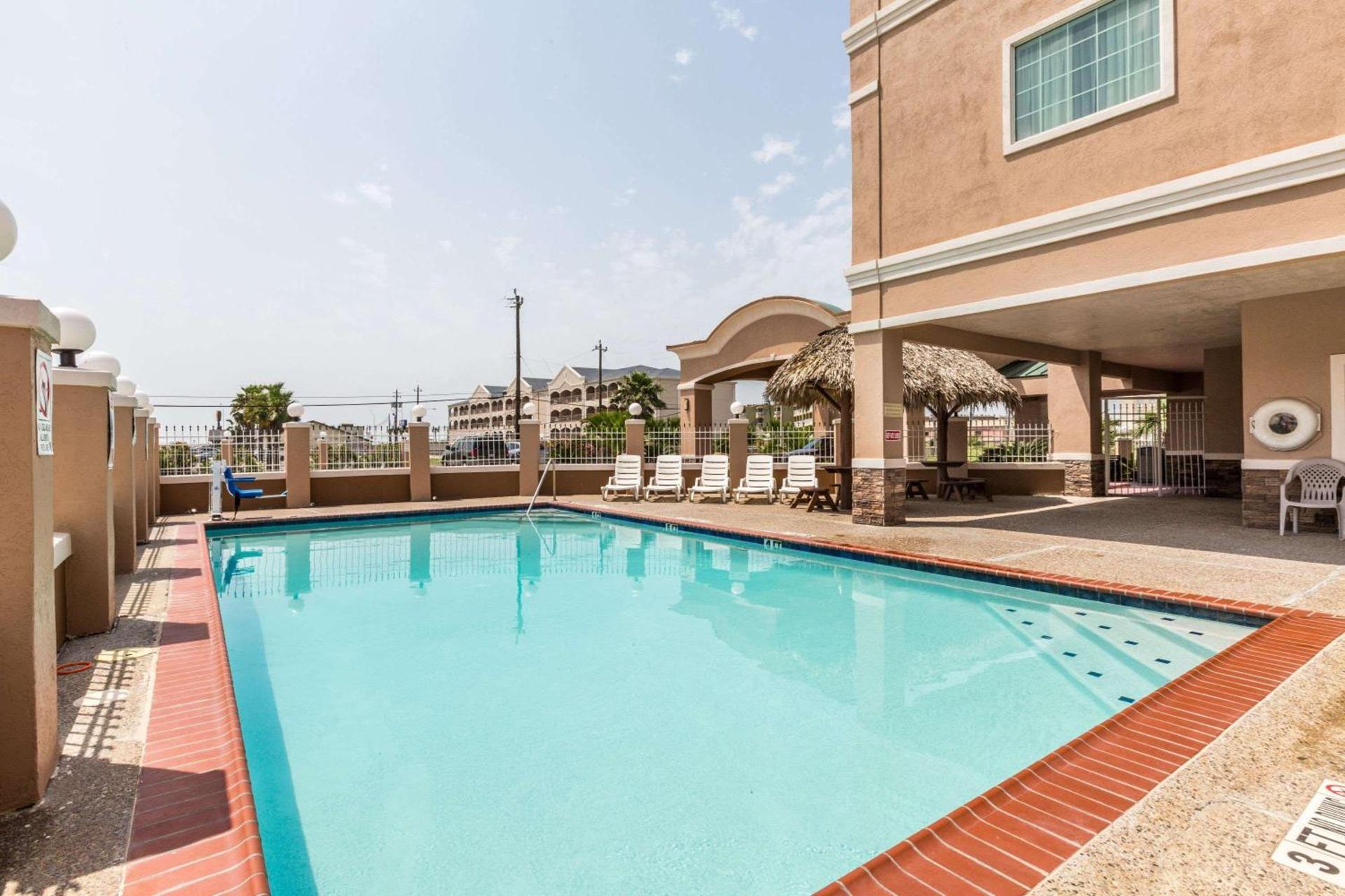 Baymont by Wyndham Galveston photo 3