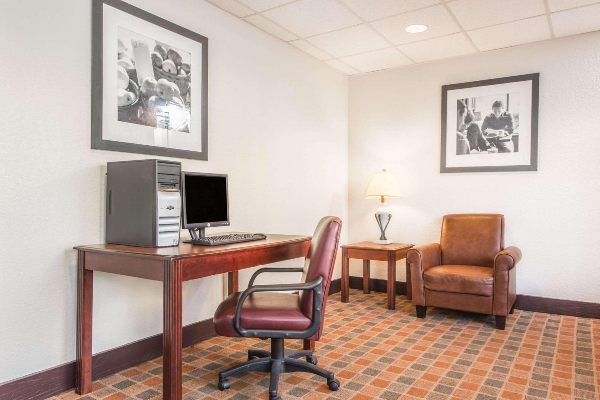 Baymont by Wyndham Cincinnati Sharonville photo 14