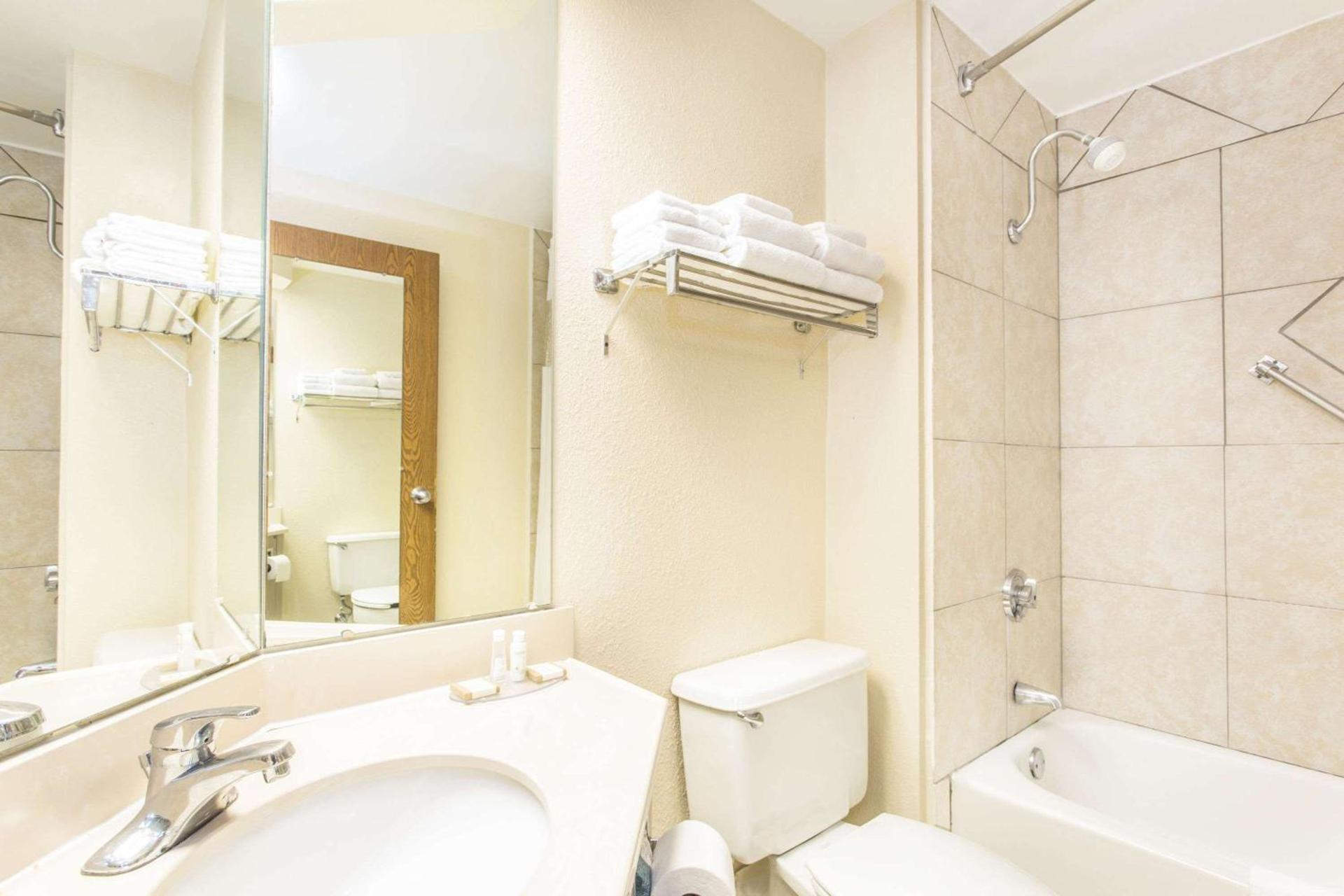 Baymont by Wyndham Cincinnati Sharonville photo 4
