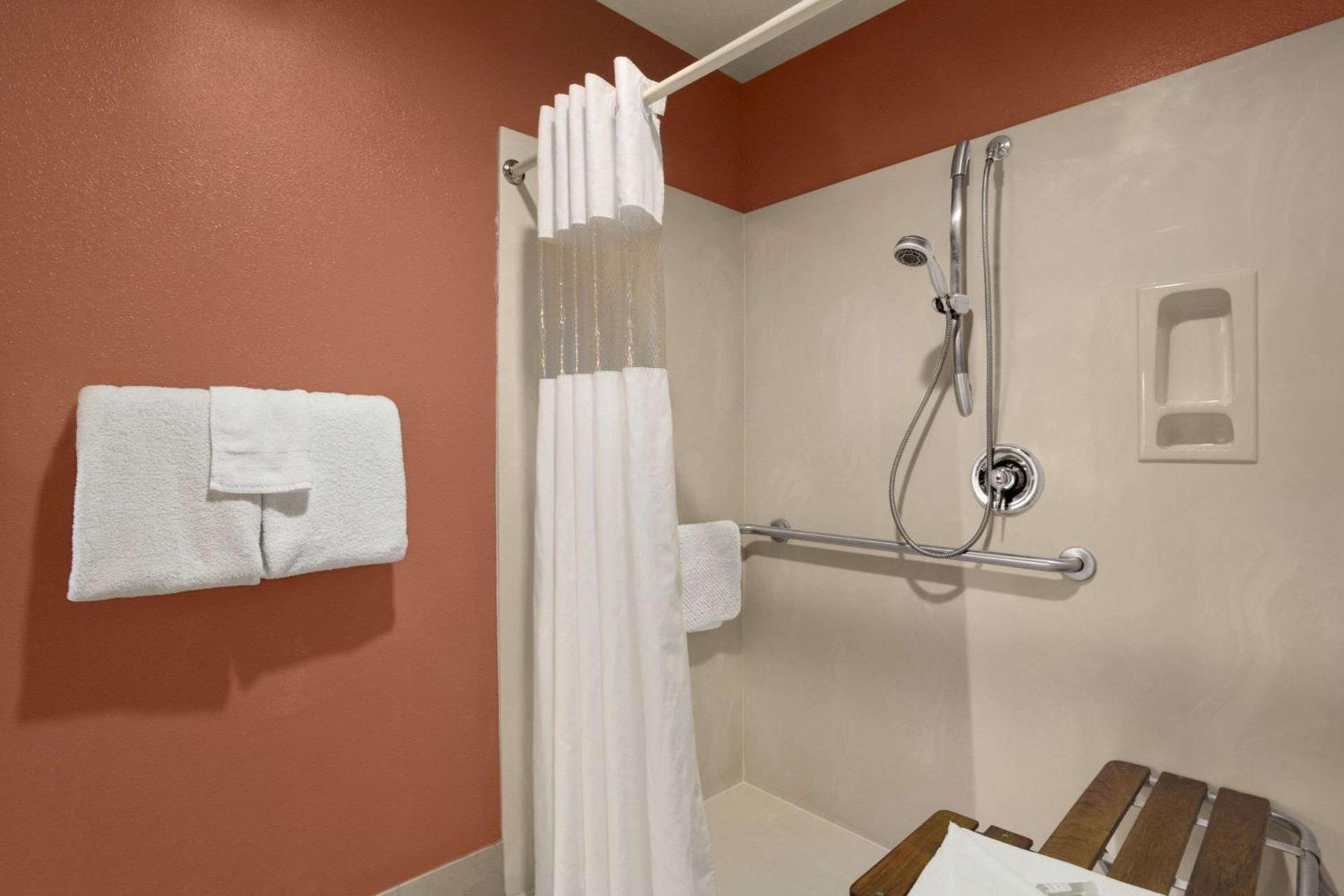 Baymont by Wyndham Sullivan photo 20