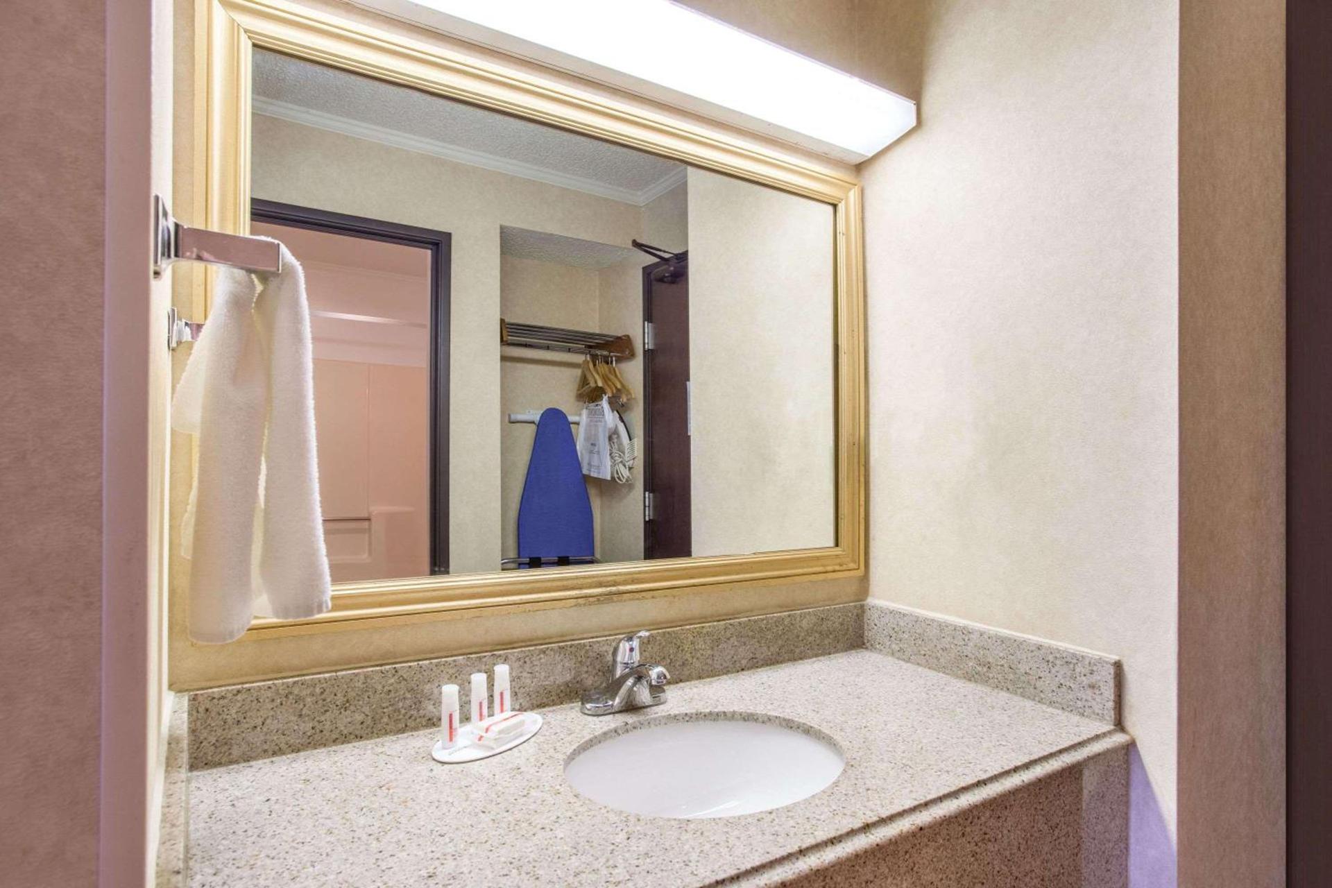 Baymont by Wyndham Detroit/Roseville photo 23