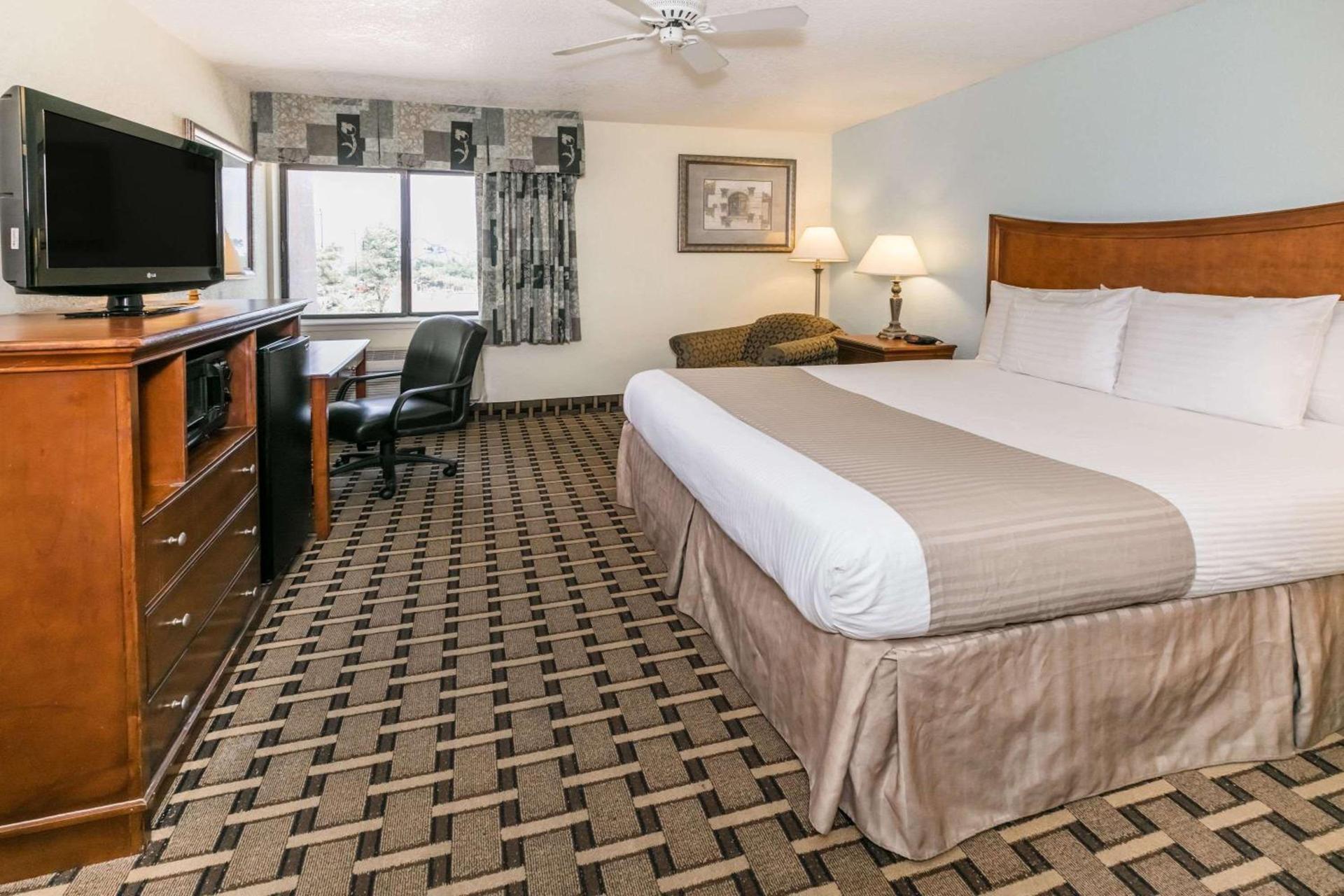 Baymont by Wyndham Arlington At Six Flags Dr photo 47