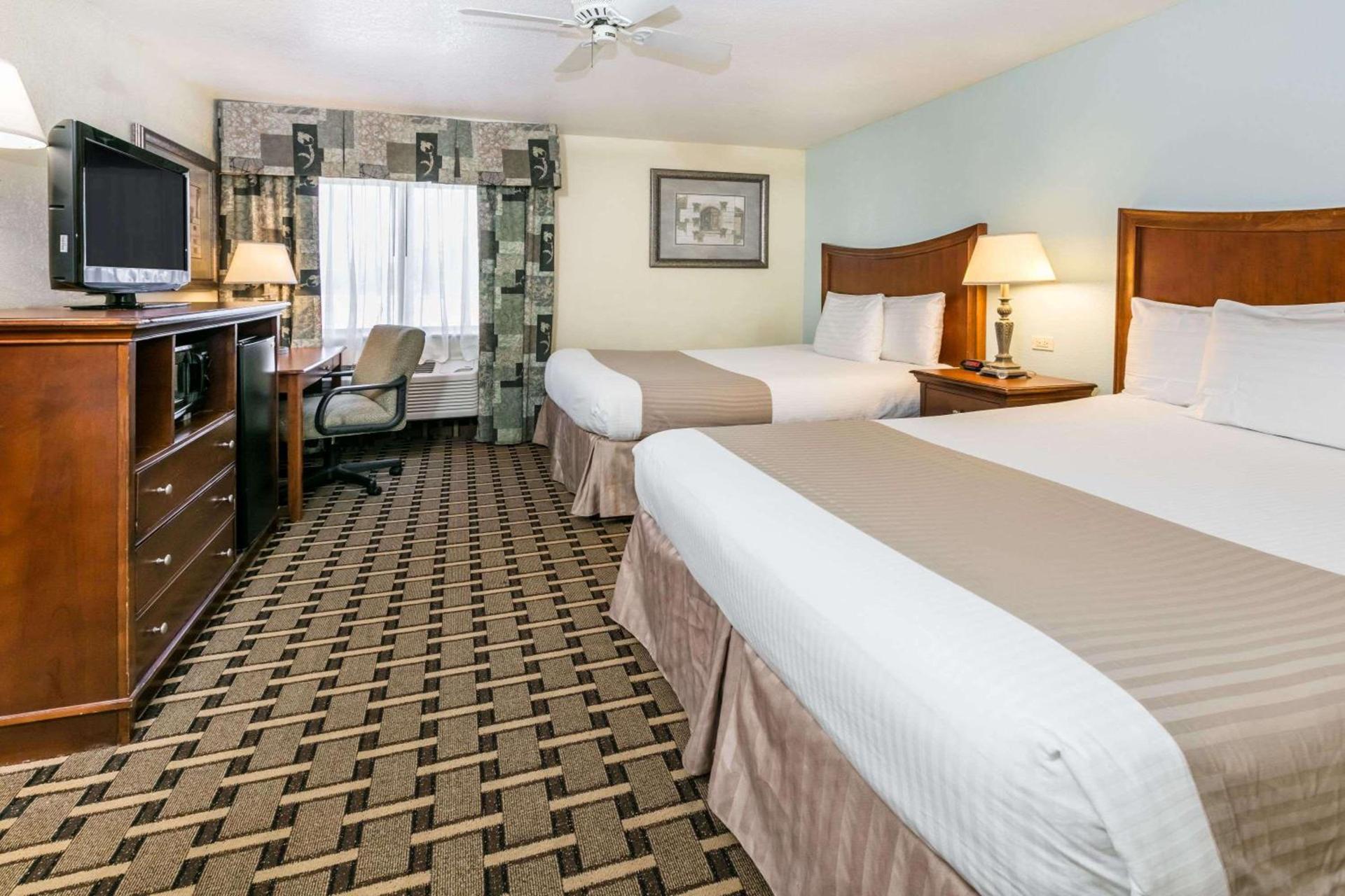 Baymont by Wyndham Arlington At Six Flags Dr photo 46