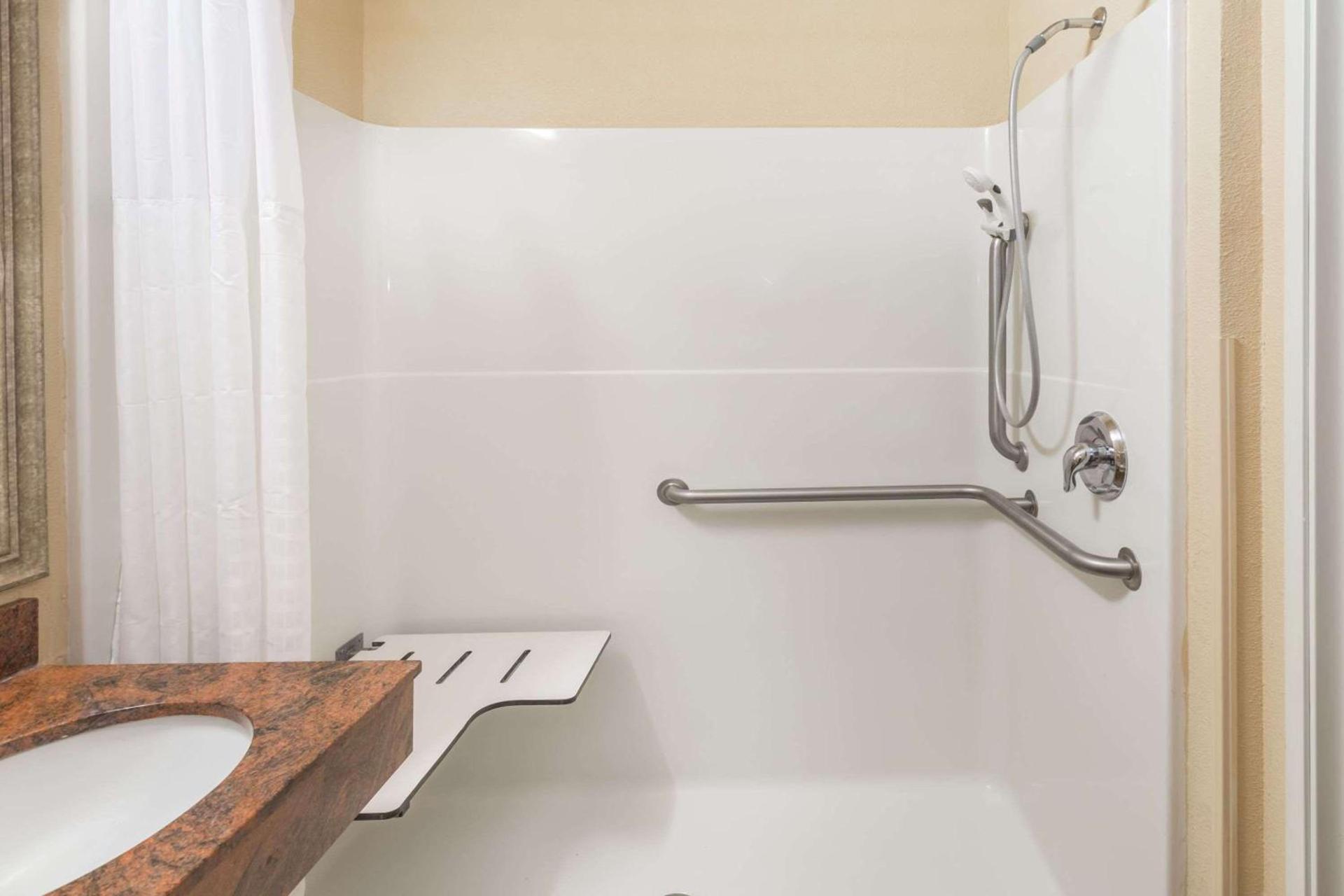 Baymont by Wyndham Savannah/Garden City photo 18