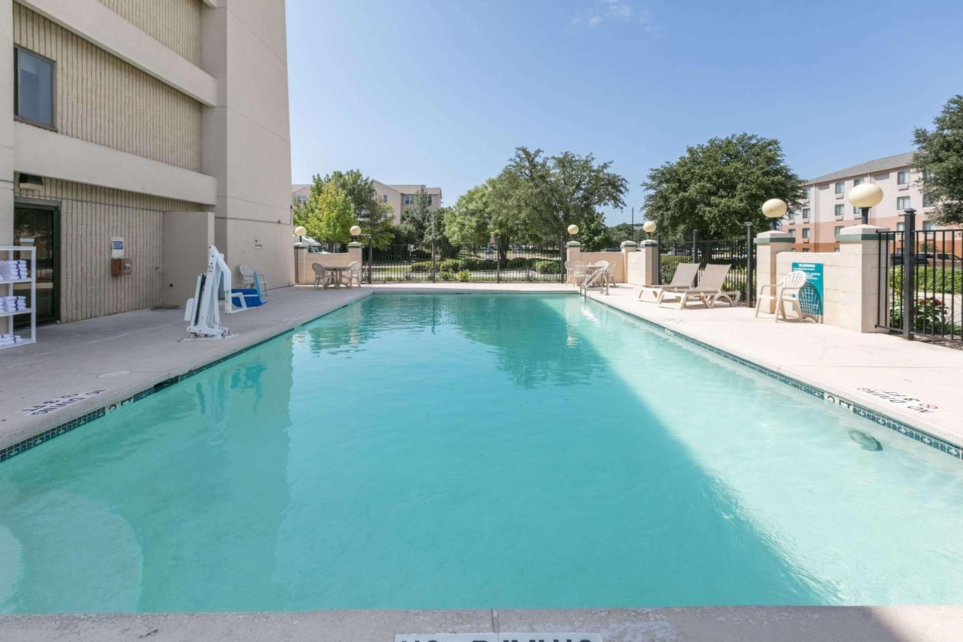 Baymont by Wyndham Arlington At Six Flags Dr photo 43