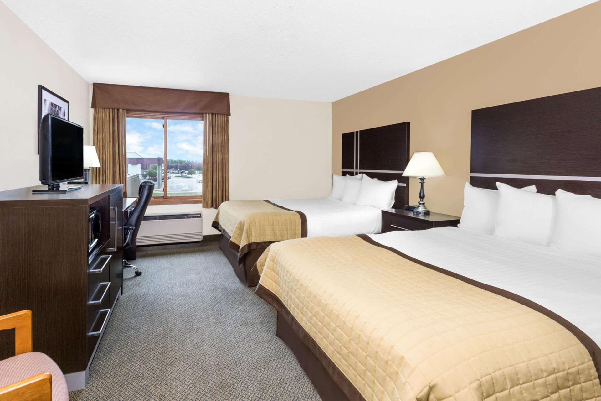 Baymont by Wyndham Green Bay photo 6