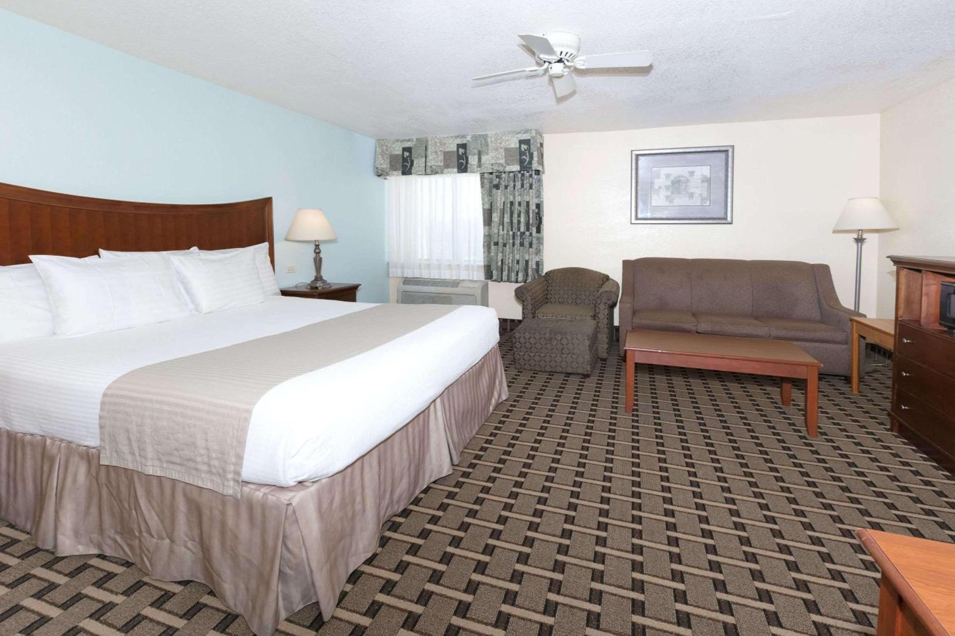 Baymont by Wyndham Arlington At Six Flags Dr photo 41