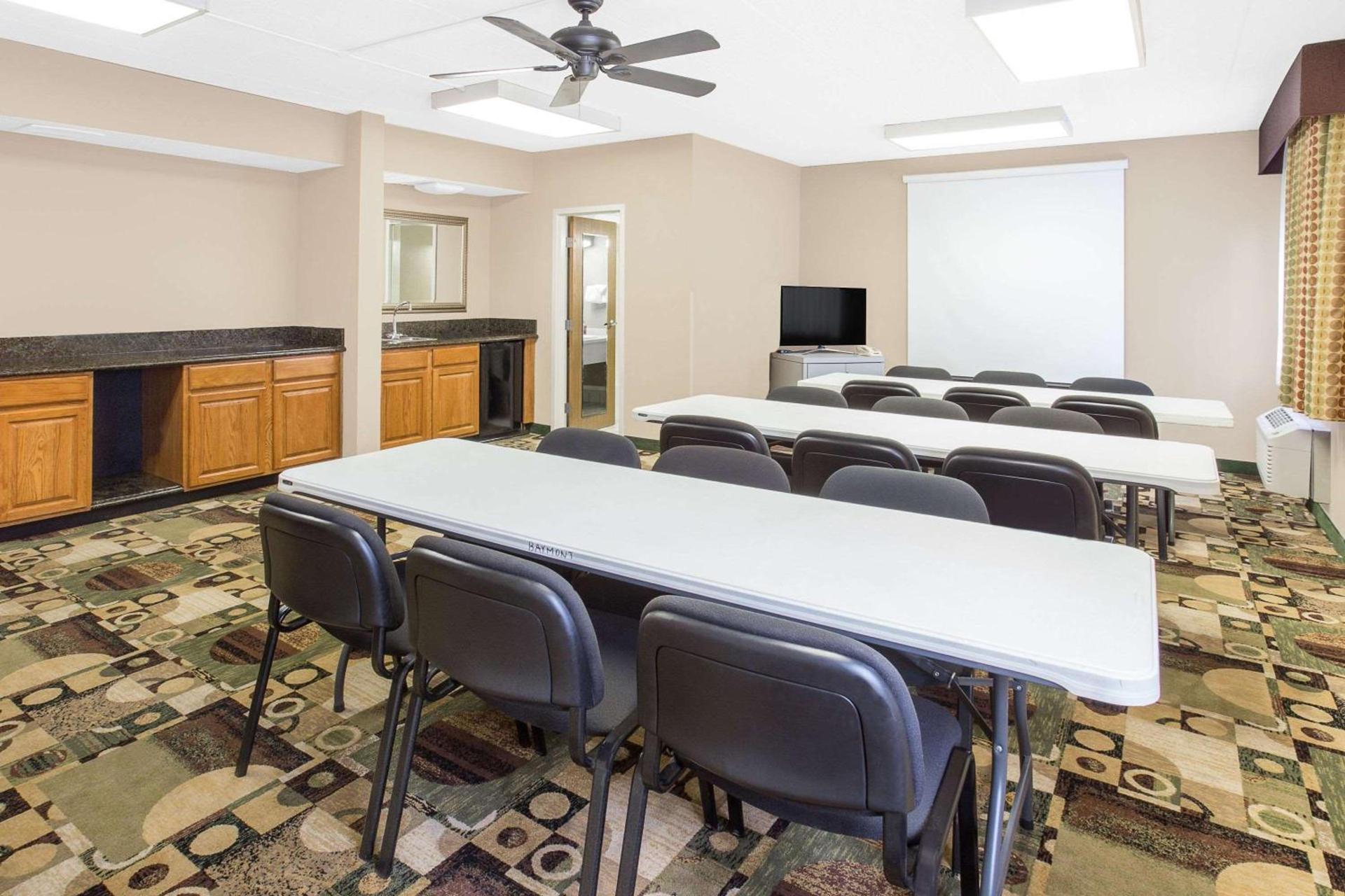 Baymont by Wyndham Janesville photo 15