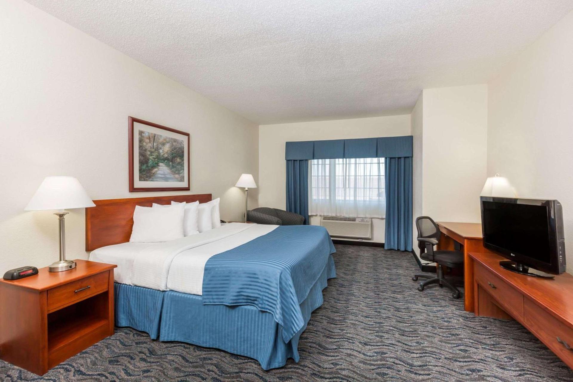 Baymont by Wyndham Des Moines Airport photo 35