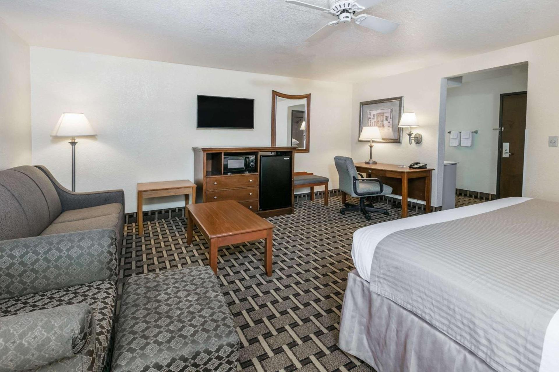 Baymont by Wyndham Arlington At Six Flags Dr photo 40