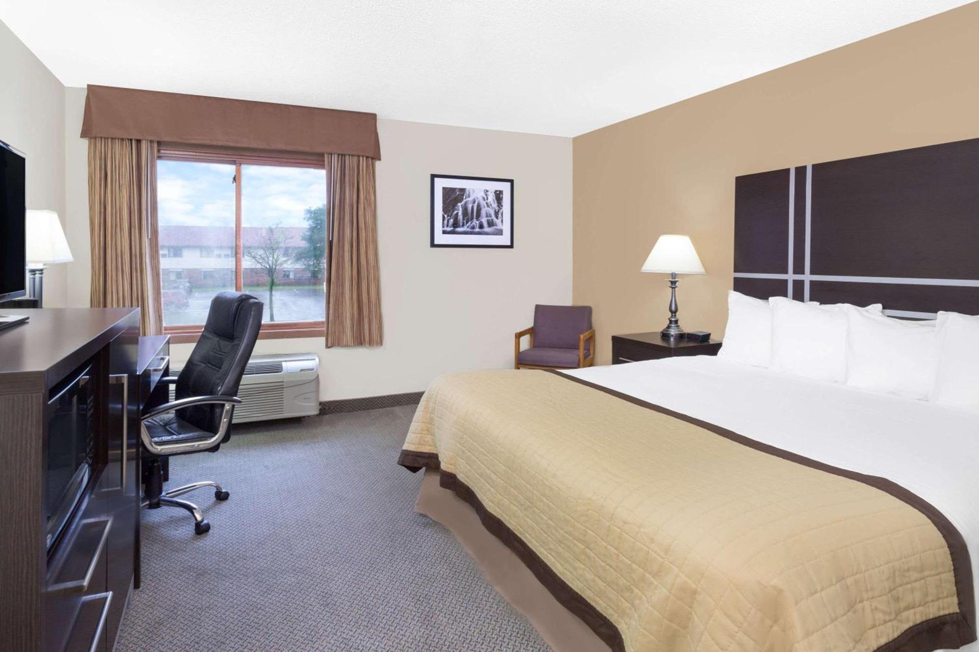 Baymont by Wyndham Green Bay photo 5