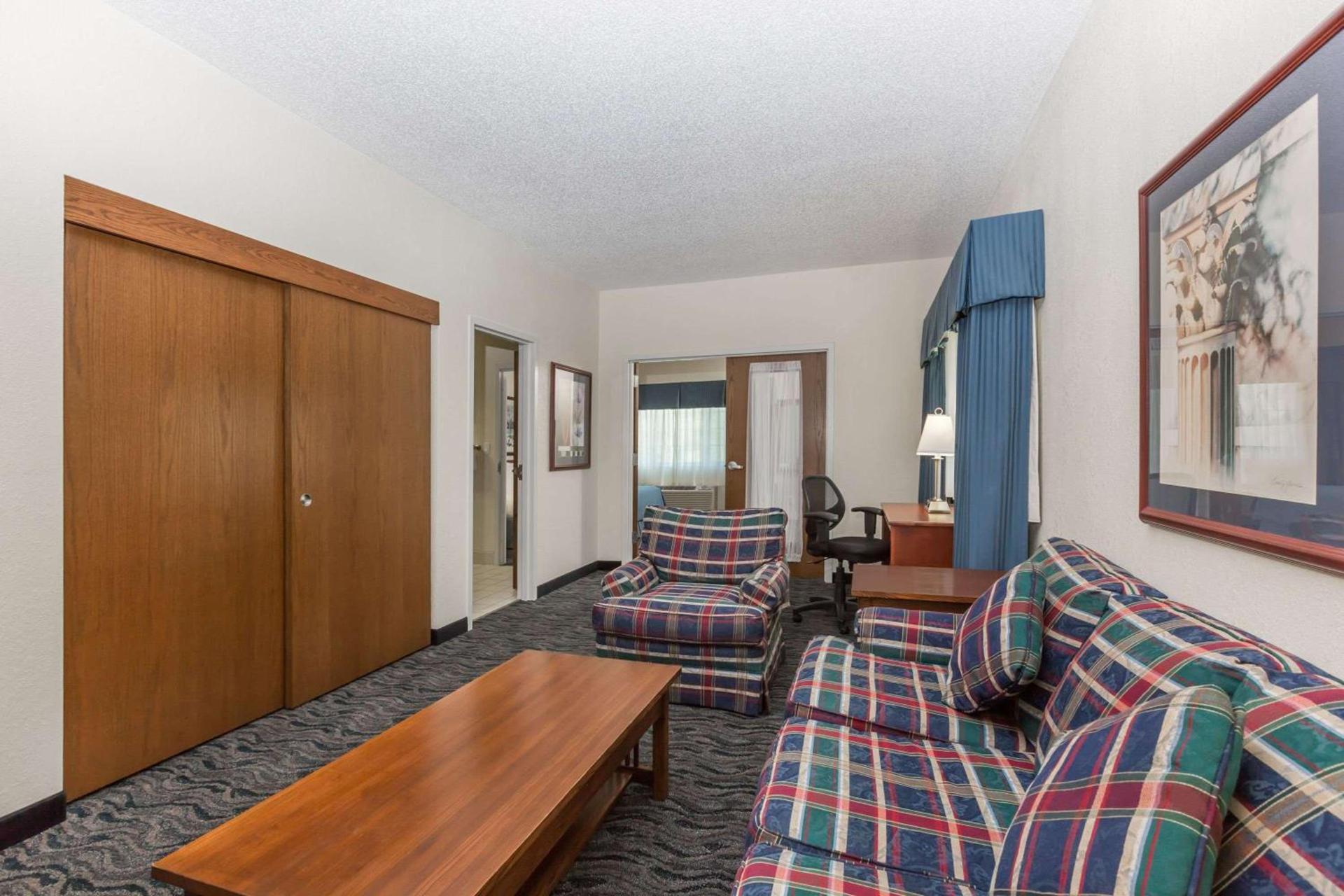Baymont by Wyndham Des Moines Airport photo 31