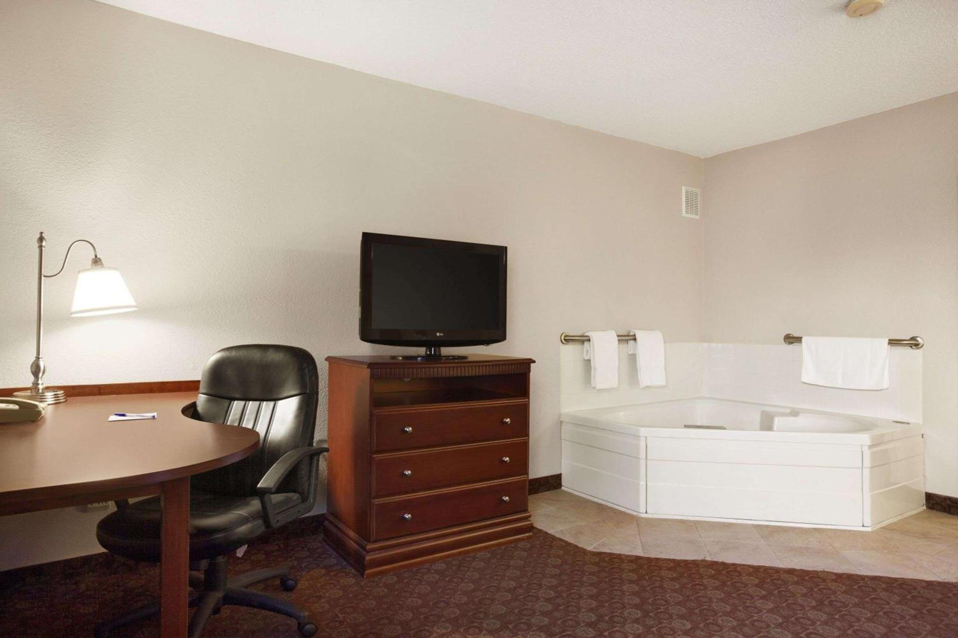 Baymont by Wyndham Sioux Falls photo 4