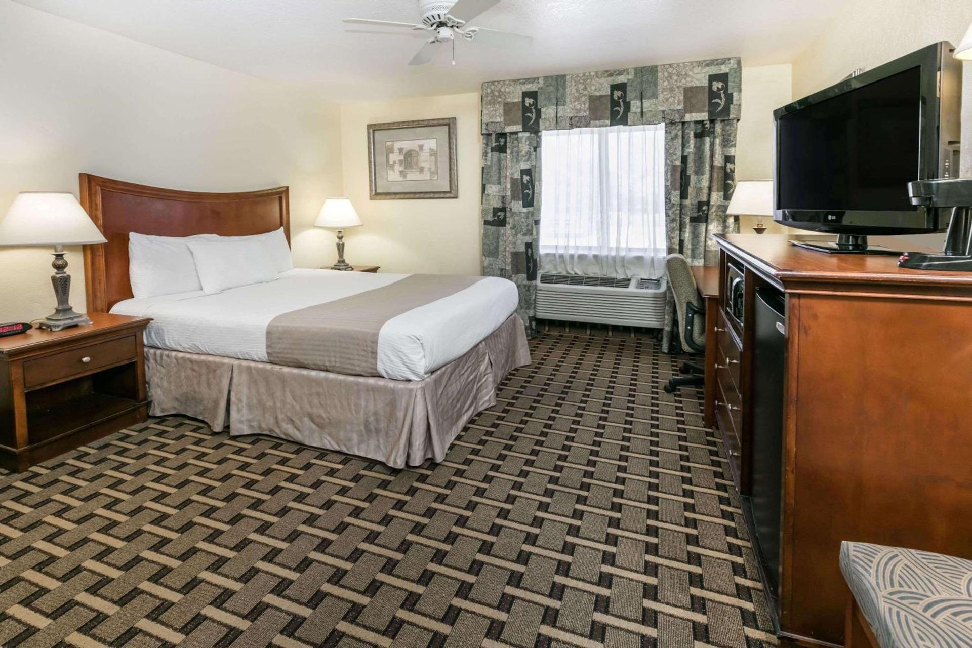 Baymont by Wyndham Arlington At Six Flags Dr photo 36