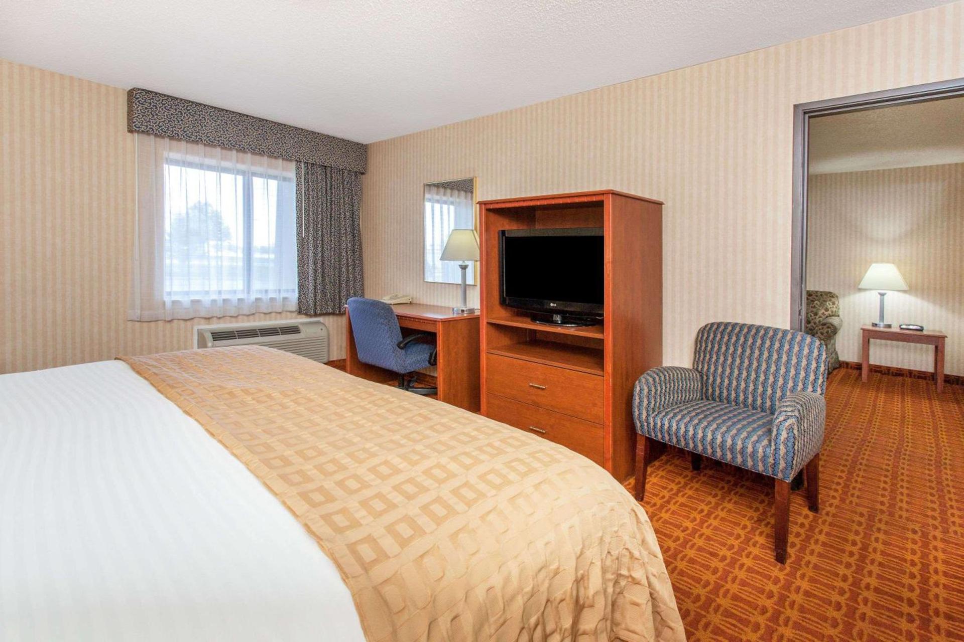 Baymont by Wyndham Detroit/Roseville photo 17