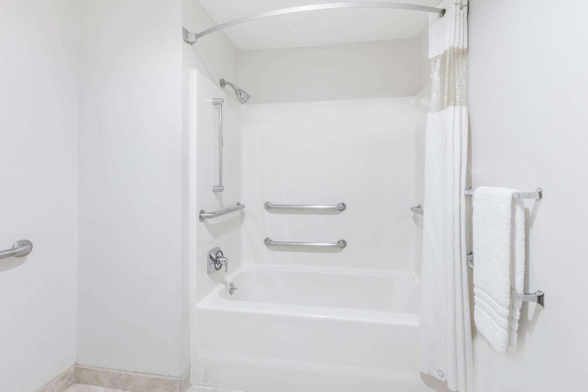 Baymont by Wyndham Arlington At Six Flags Dr photo 33